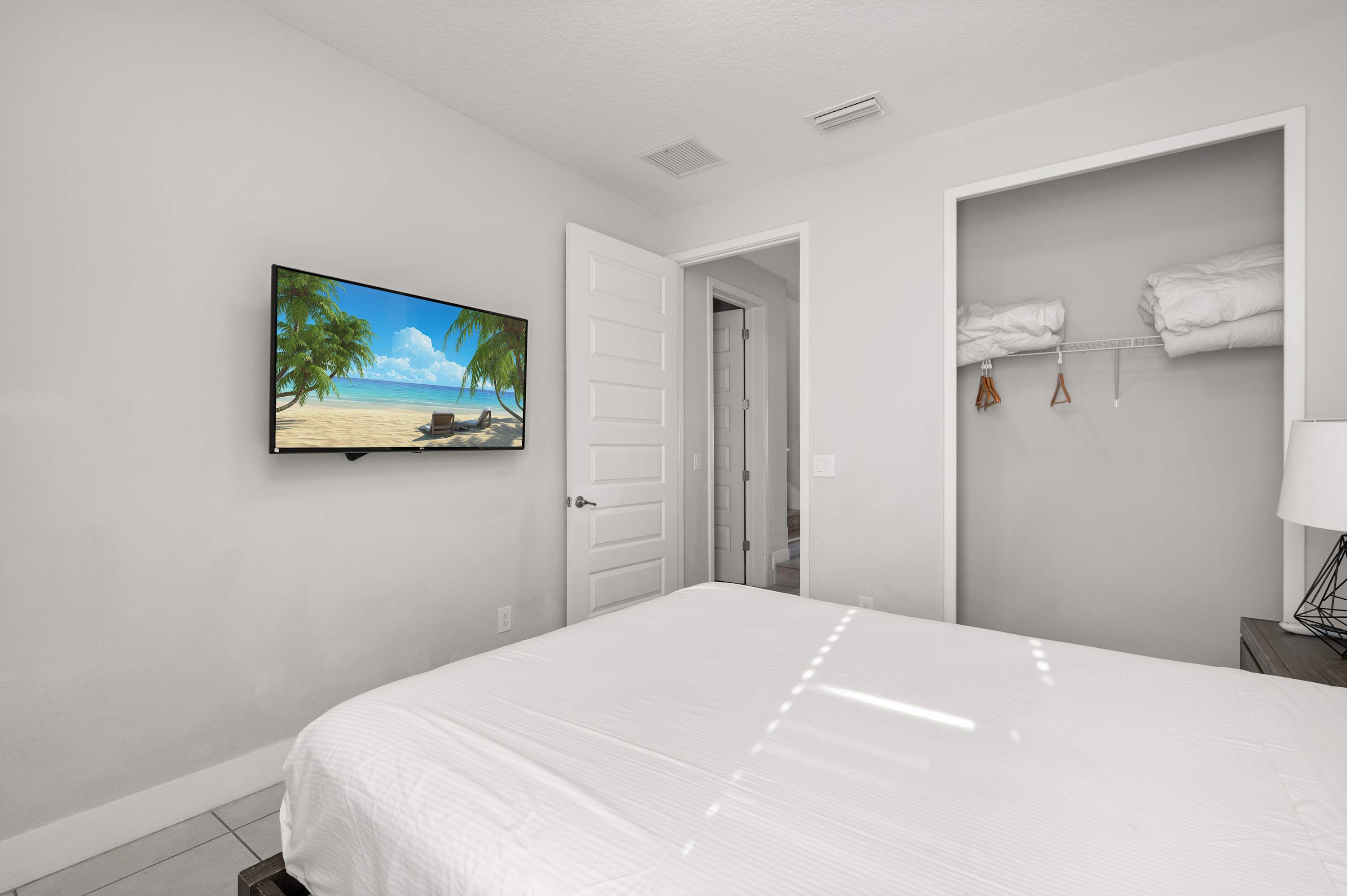 Townhouse w/ covered patio & full kitchen)