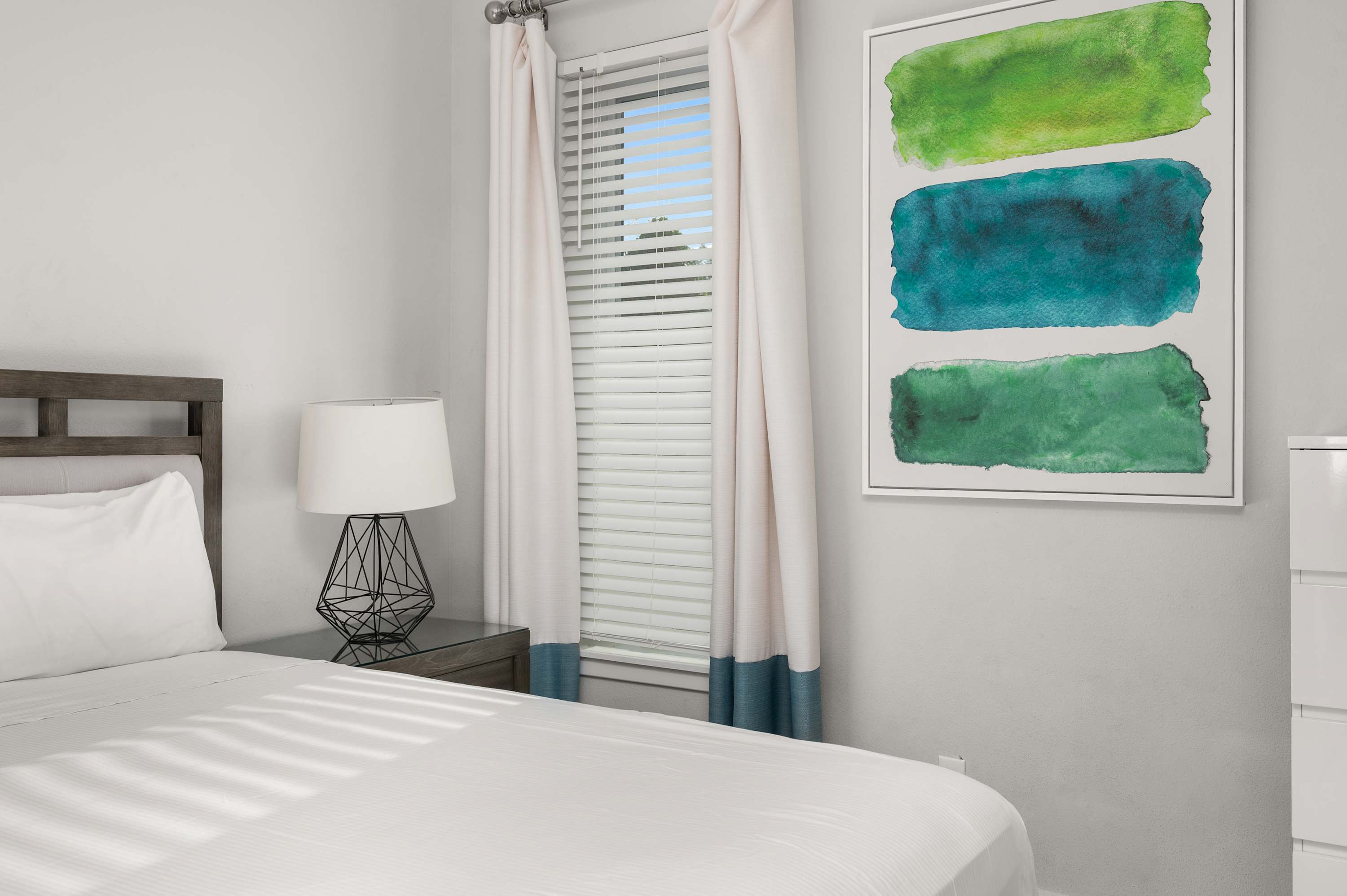 Townhouse w/ covered patio & full kitchen)