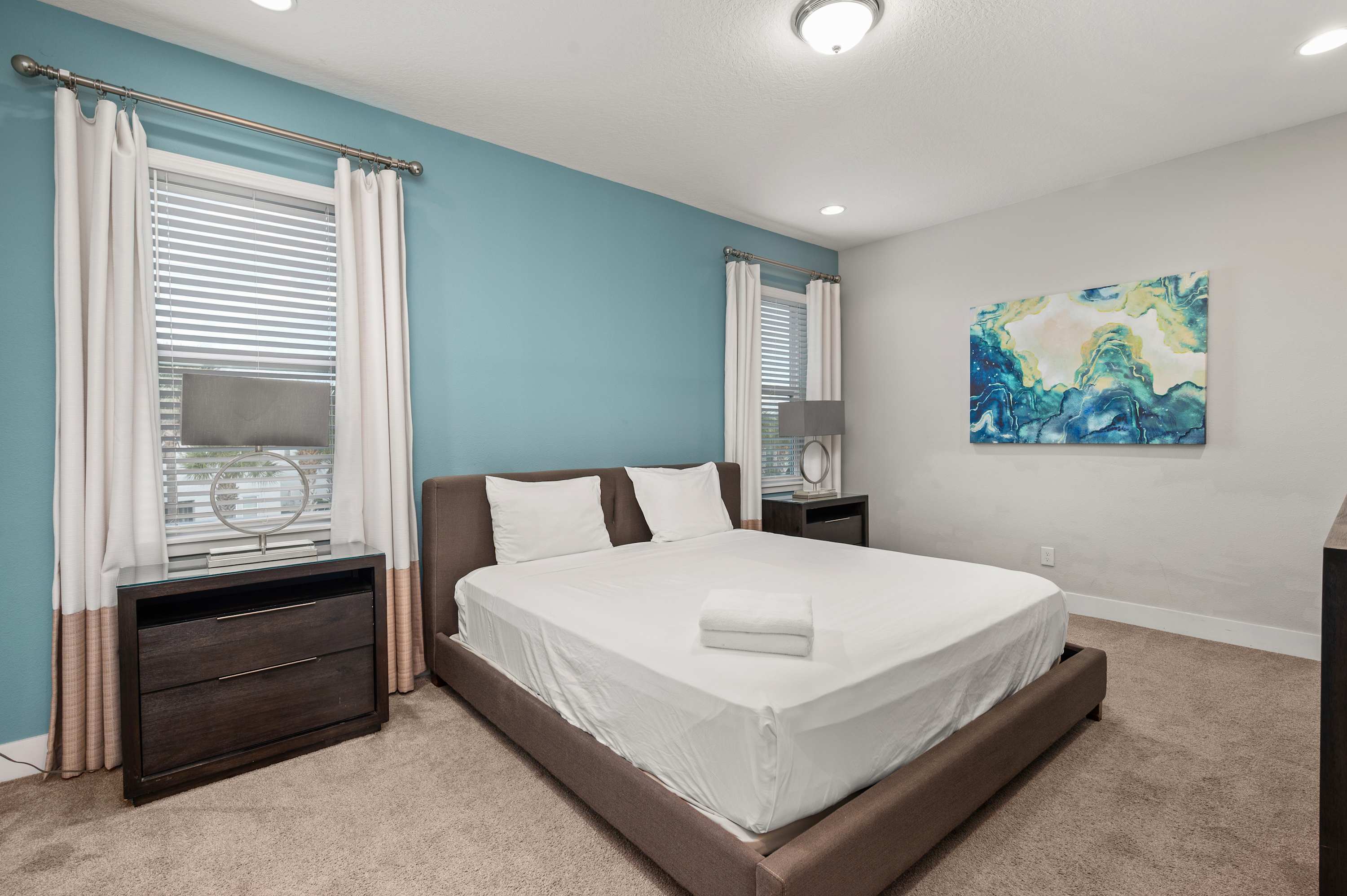 Townhouse w/ covered patio & full kitchen)