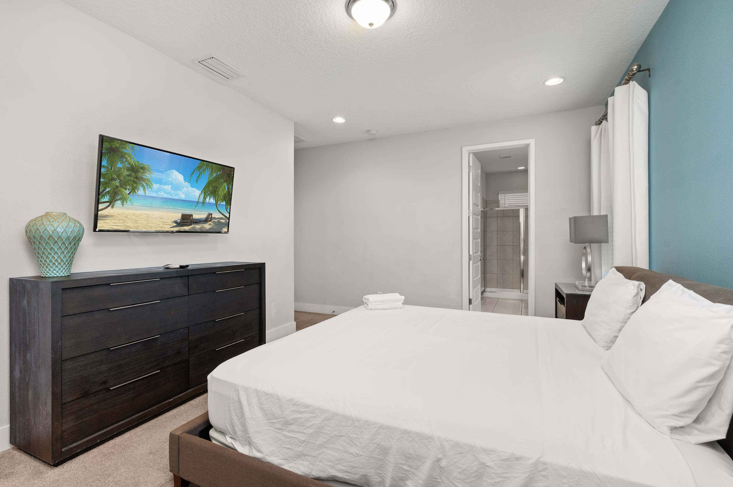 Townhouse w/ covered patio & full kitchen)