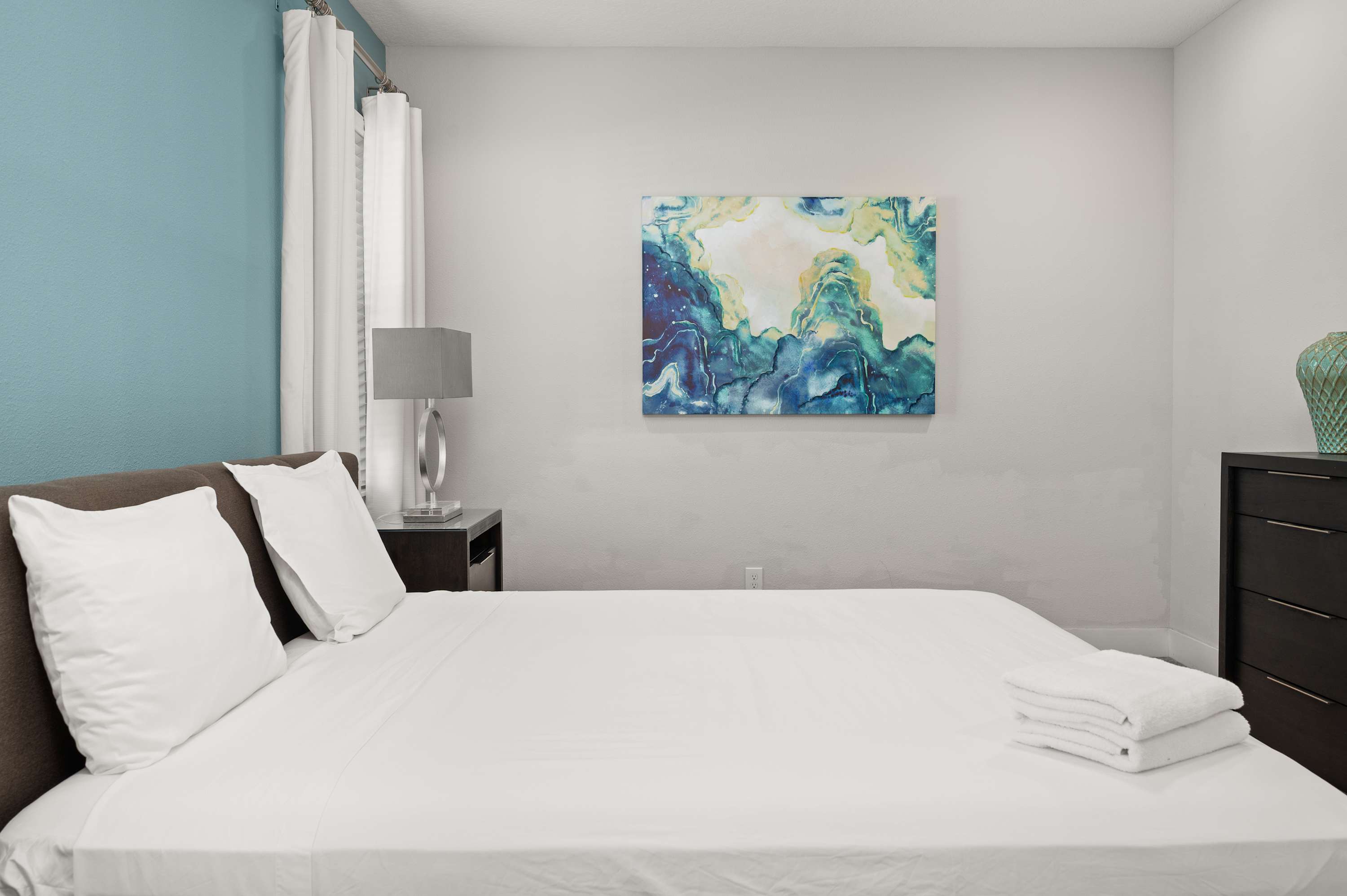 Townhouse w/ covered patio & full kitchen)