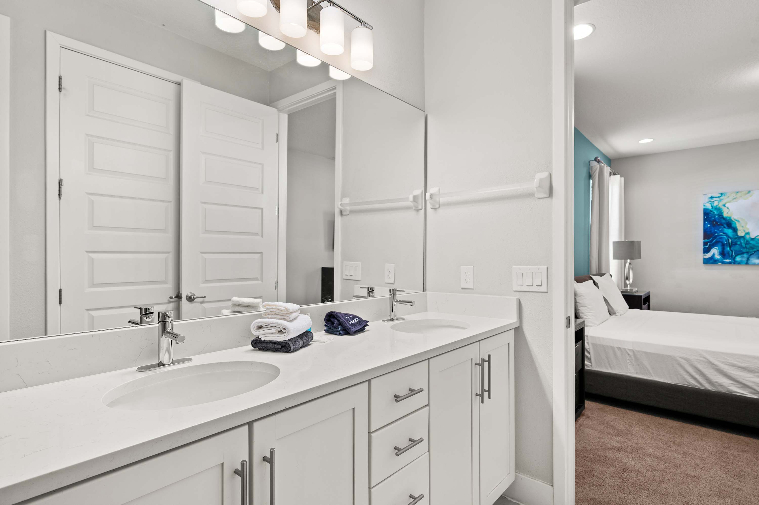 Townhouse w/ covered patio & full kitchen)