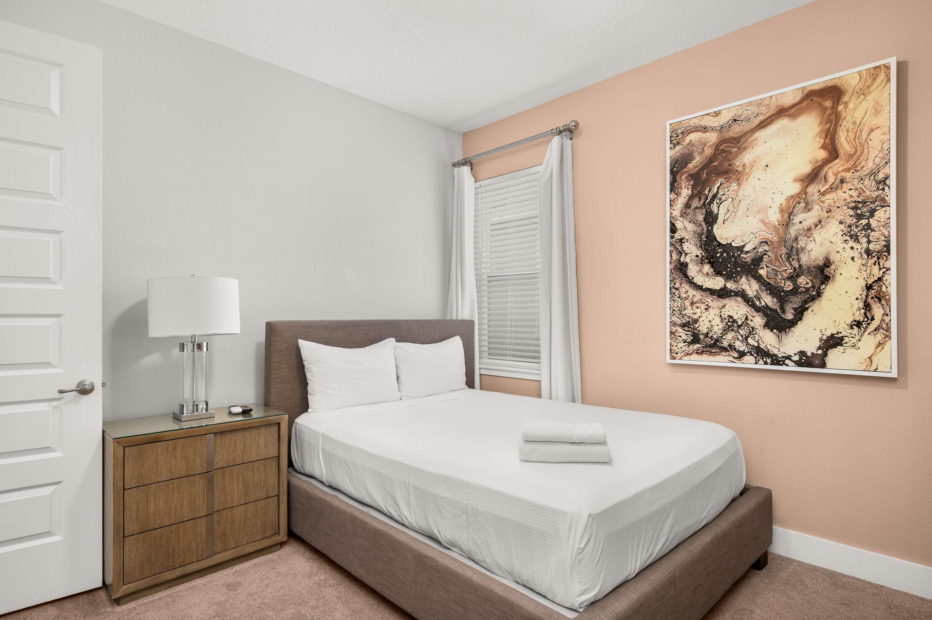 Townhouse w/ covered patio & full kitchen)