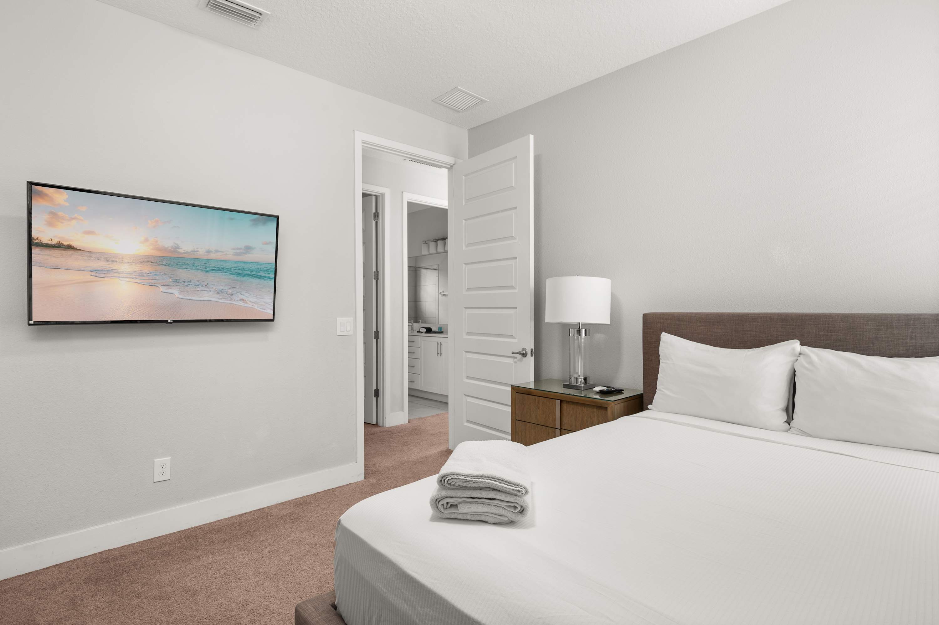 Townhouse w/ covered patio & full kitchen)