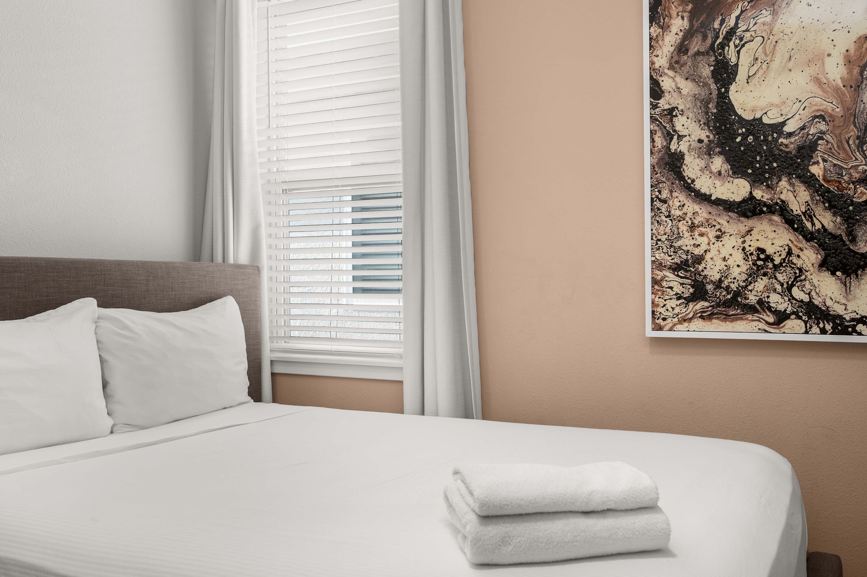 Townhouse w/ covered patio & full kitchen)