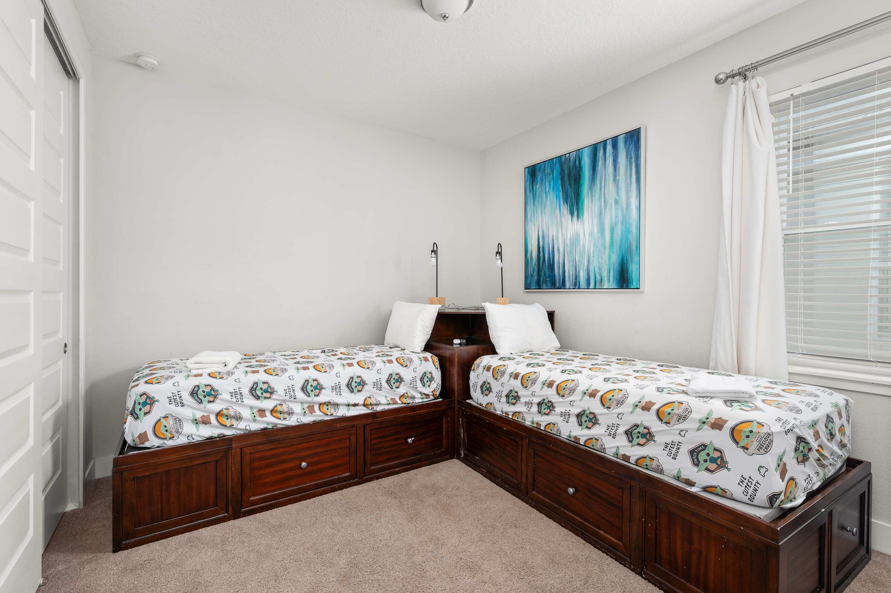 Townhouse w/ covered patio & full kitchen)