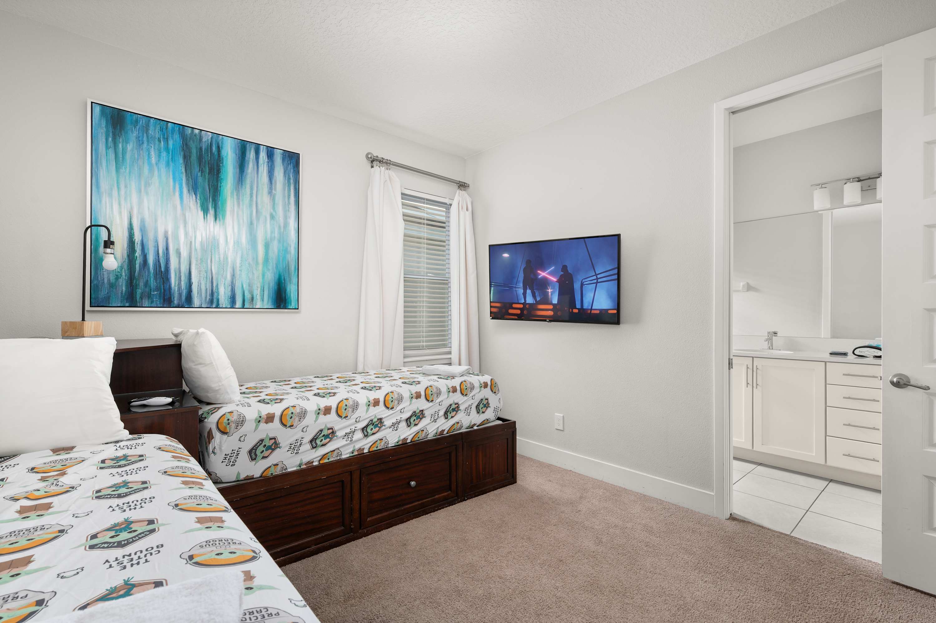 Townhouse w/ covered patio & full kitchen)