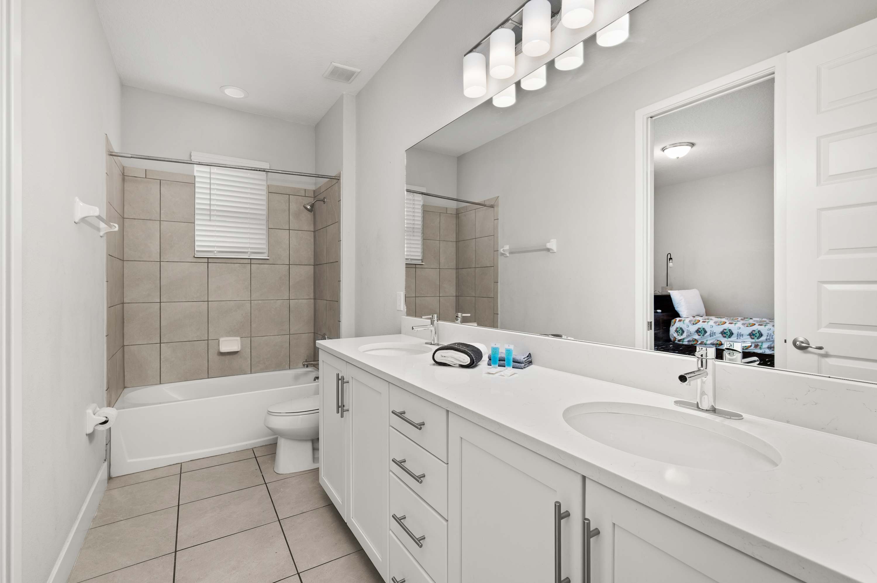 Townhouse w/ covered patio & full kitchen)