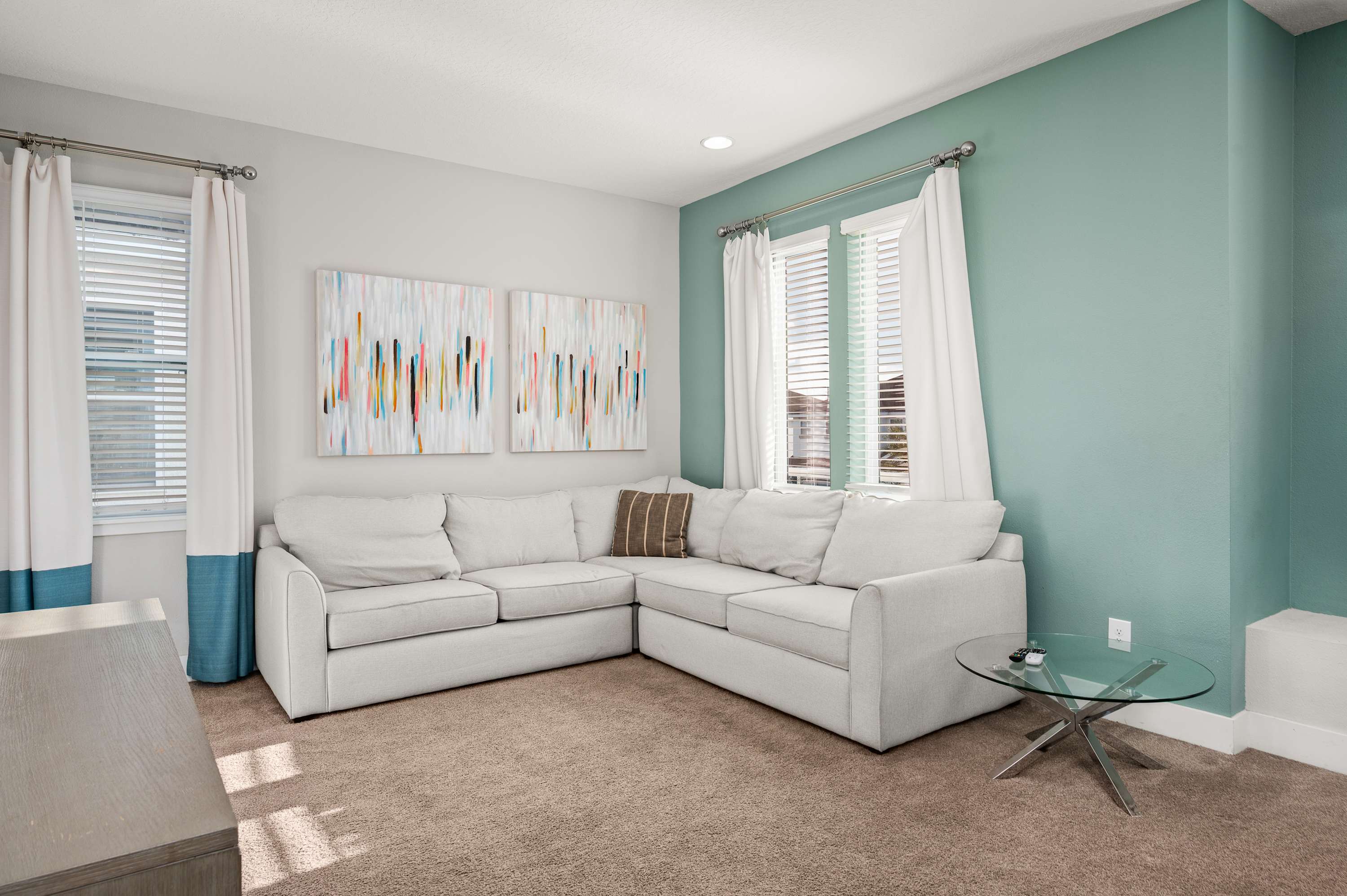 Townhouse w/ covered patio & full kitchen)