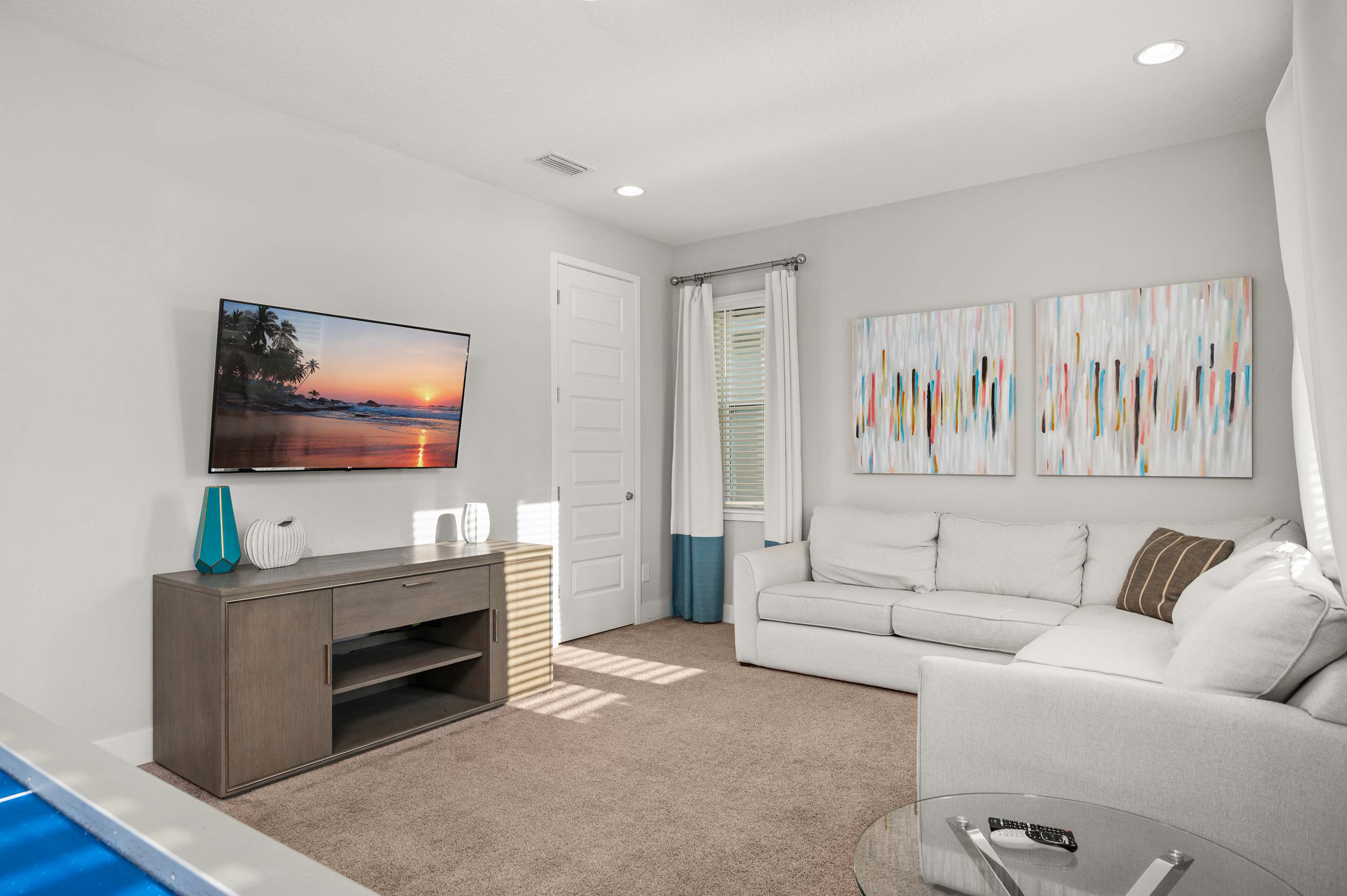 Townhouse w/ covered patio & full kitchen)