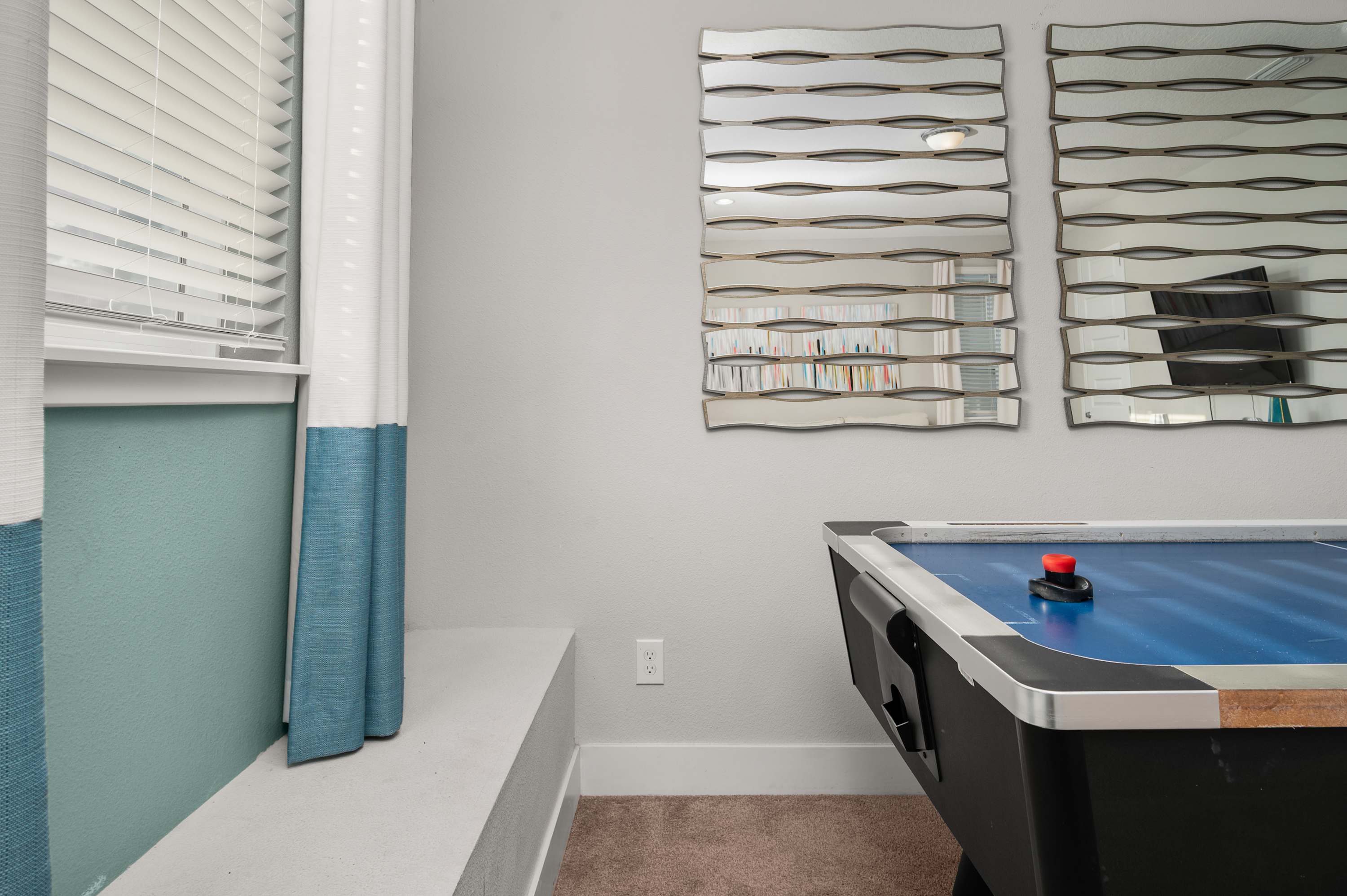 Townhouse w/ covered patio & full kitchen)