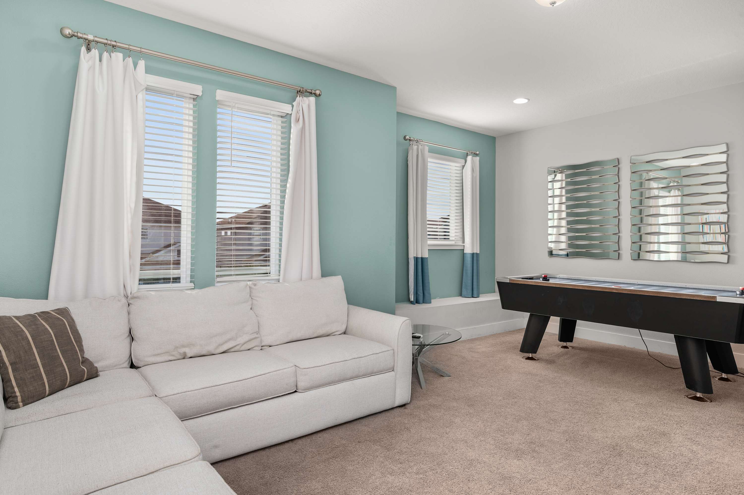 Townhouse w/ covered patio & full kitchen)