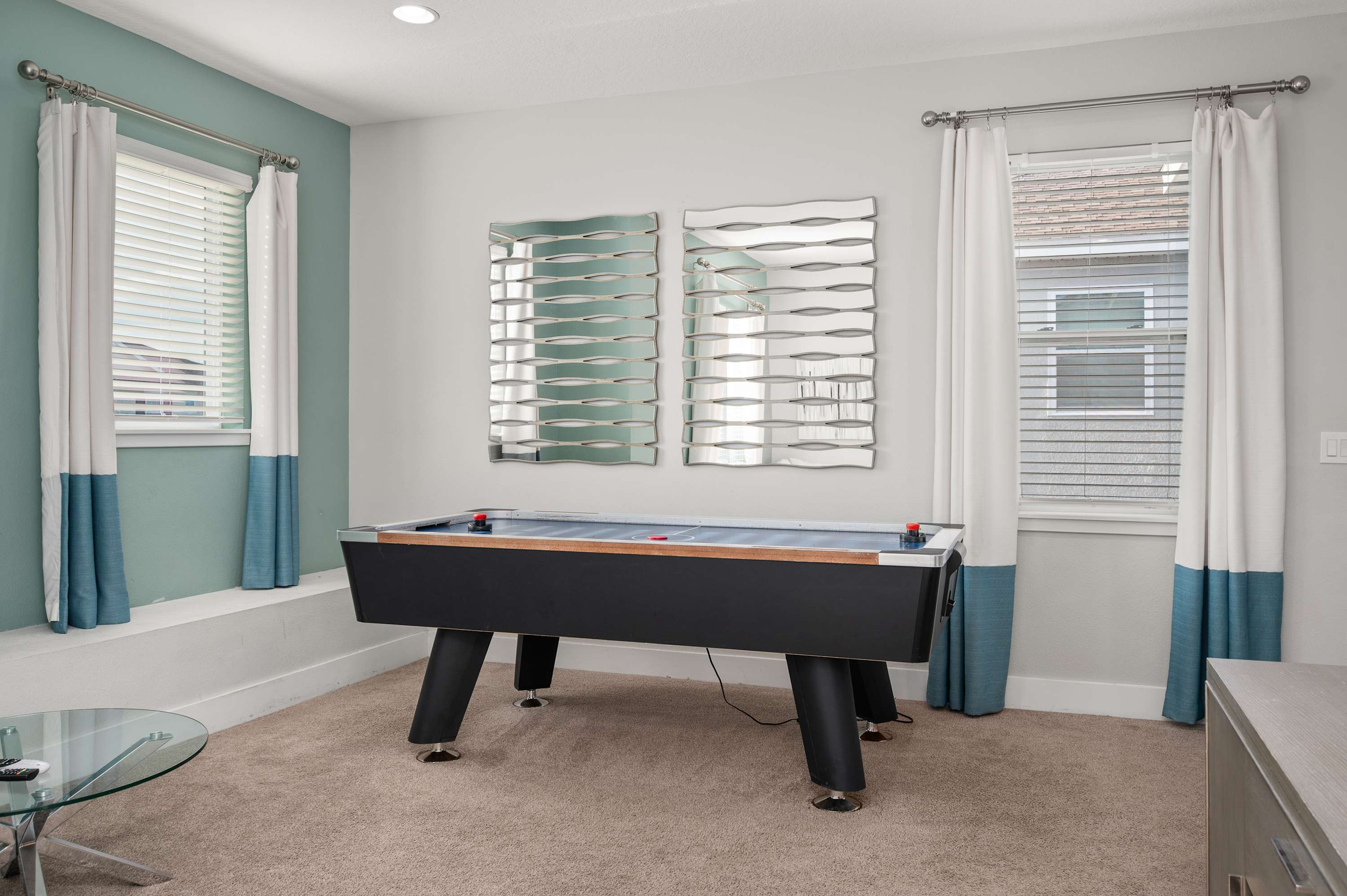 Townhouse w/ covered patio & full kitchen)