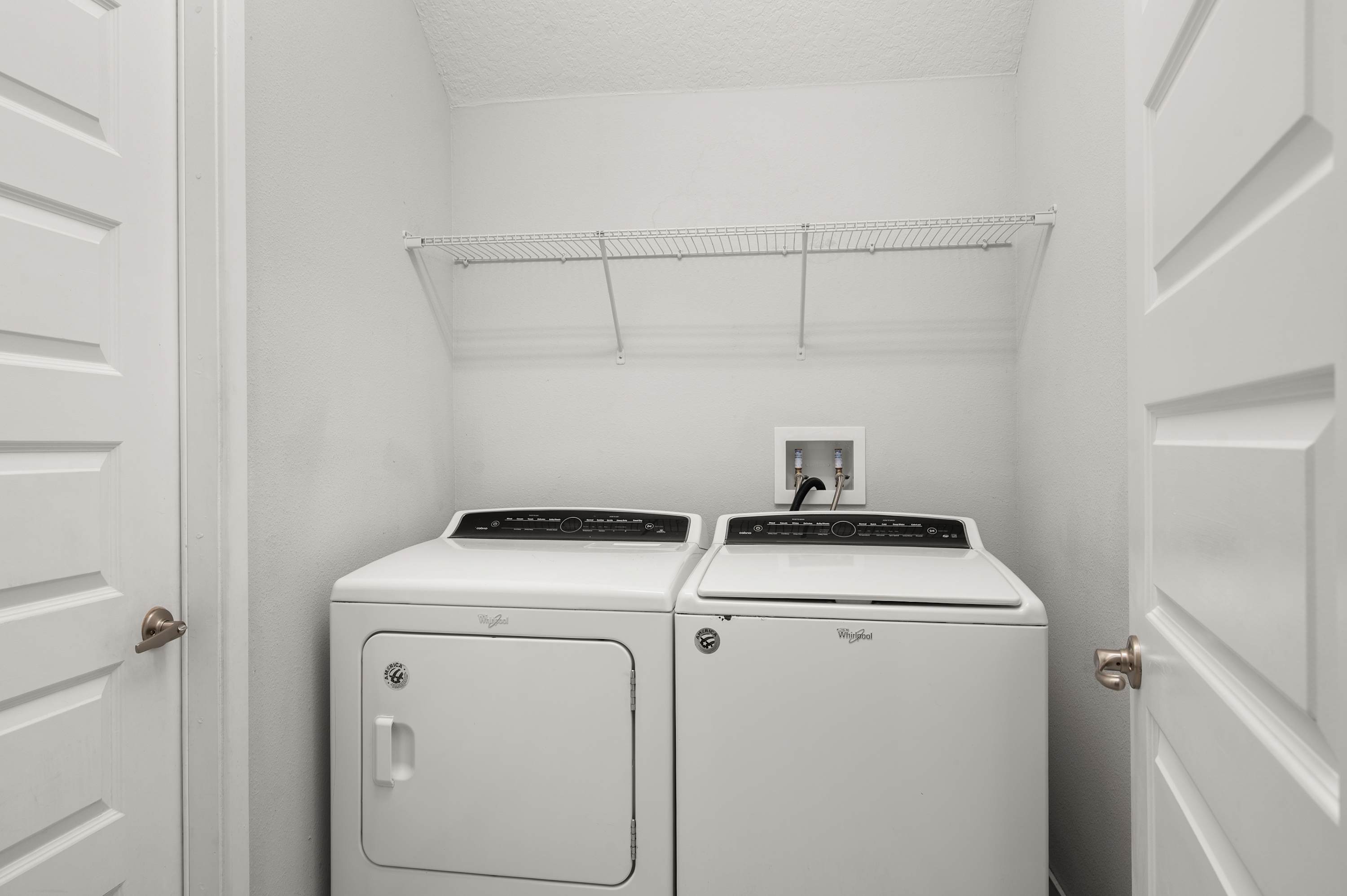 Townhouse w/ covered patio & full kitchen)