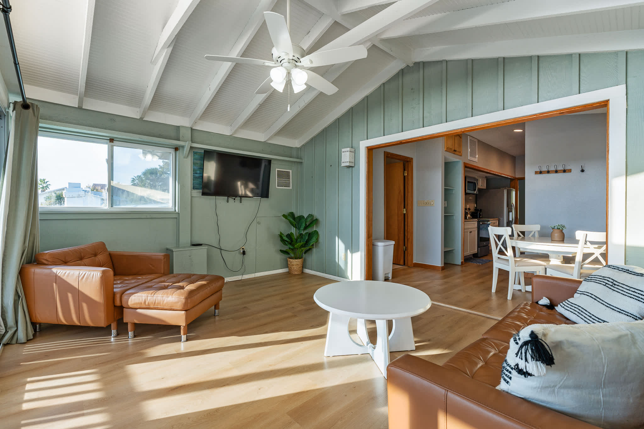 Sunset Suite | Pool | Waterfront Deck — photo 17