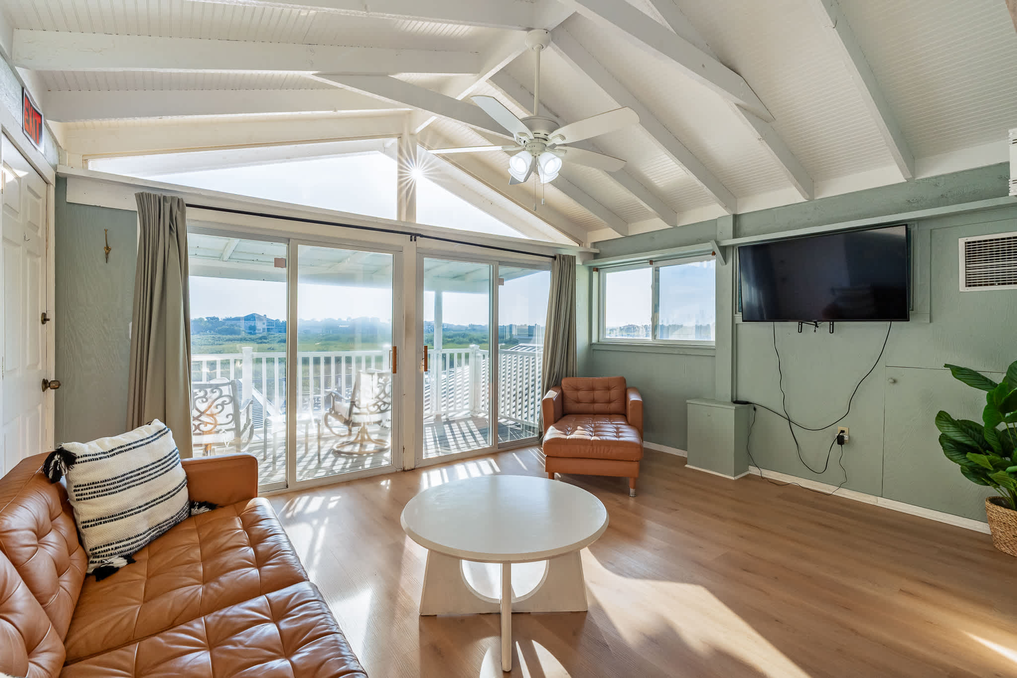 Sunset Suite | Pool | Waterfront Deck — photo 16