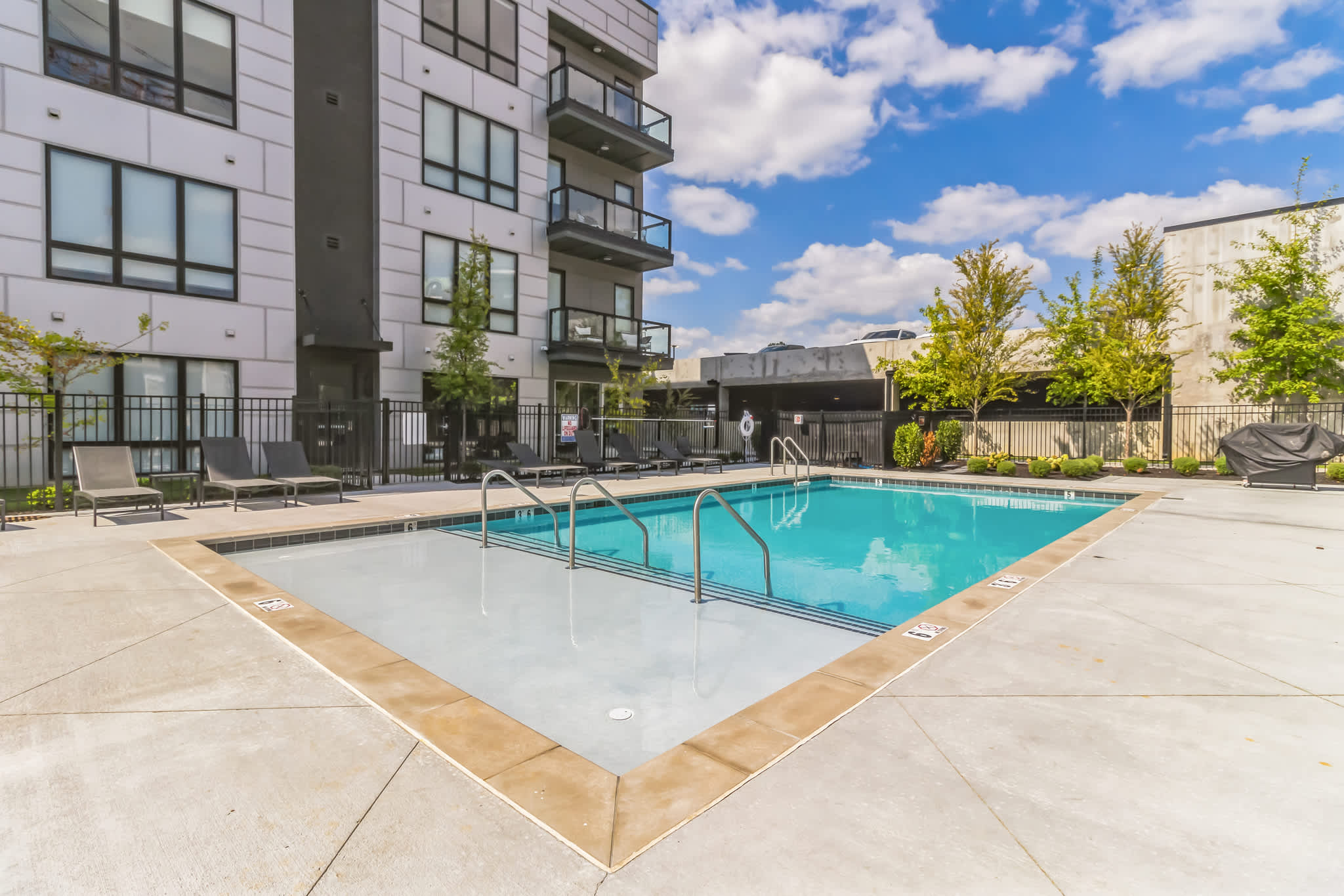 Modern West End Condo for 6, Shared Pool & Gym! 3