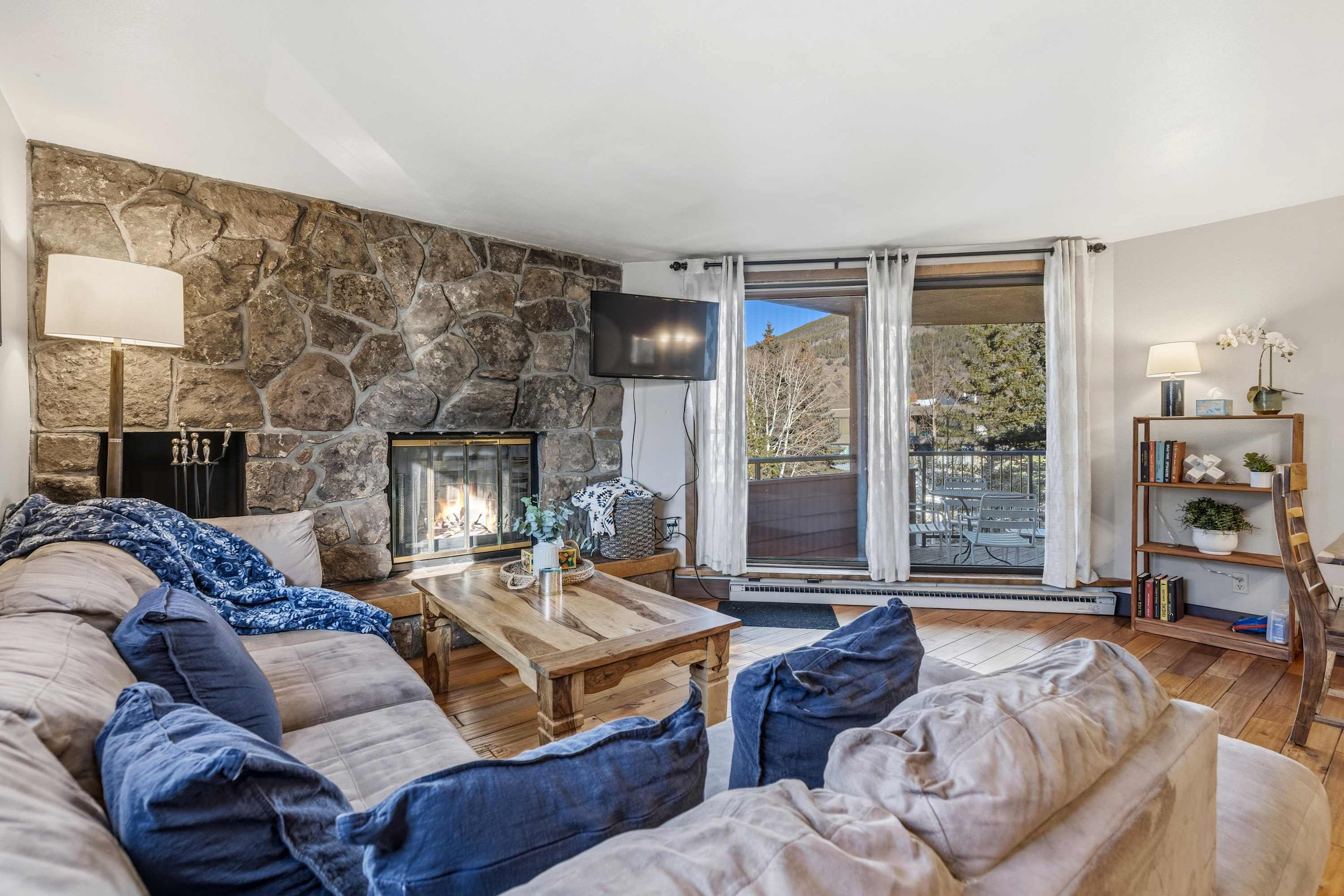 2BR Escape for 6 Overlooking Marina & Lake Dillon!