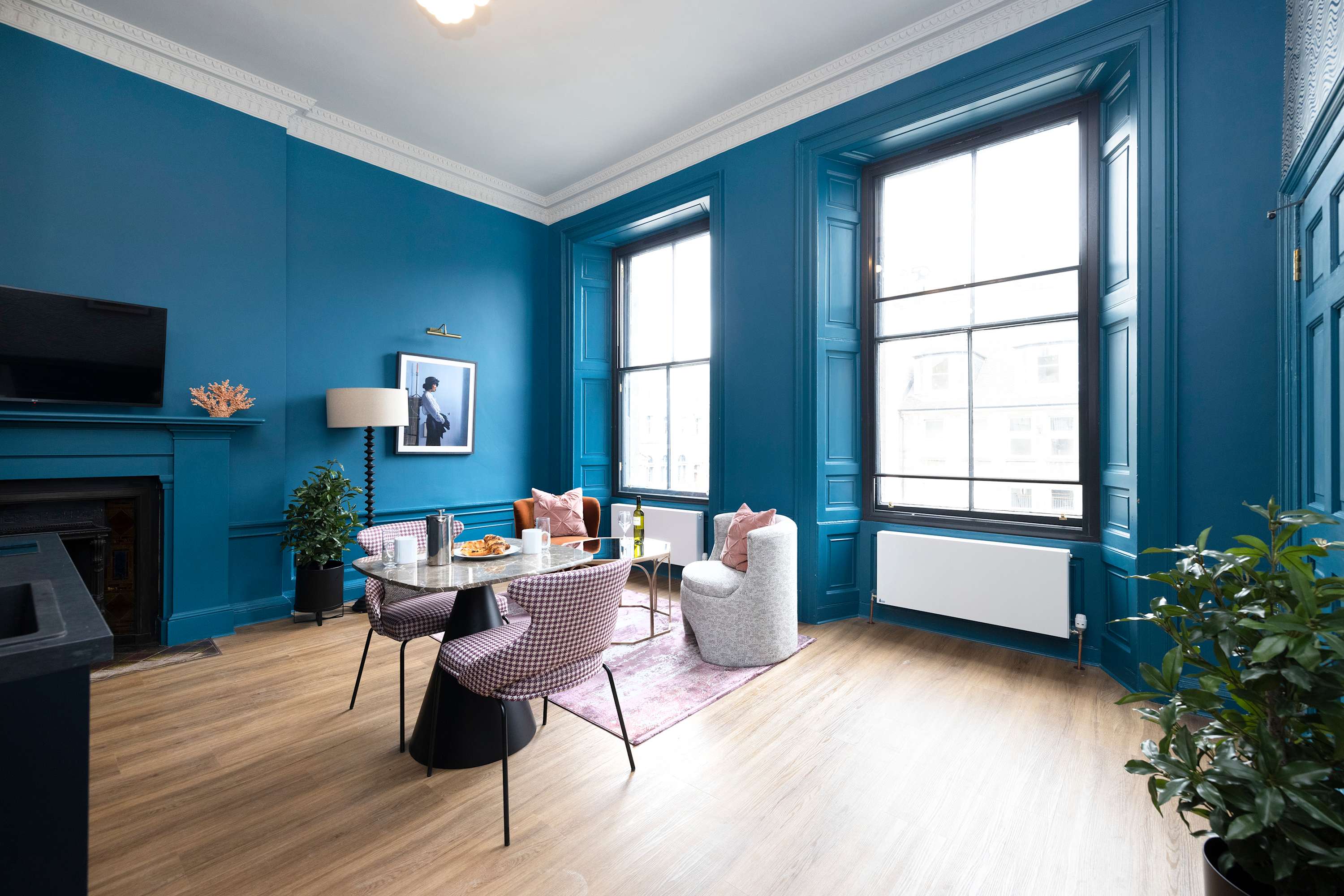 Chic Studio w/Castle View - 3rd floor serviced apartment - Edinburgh - VivreStays