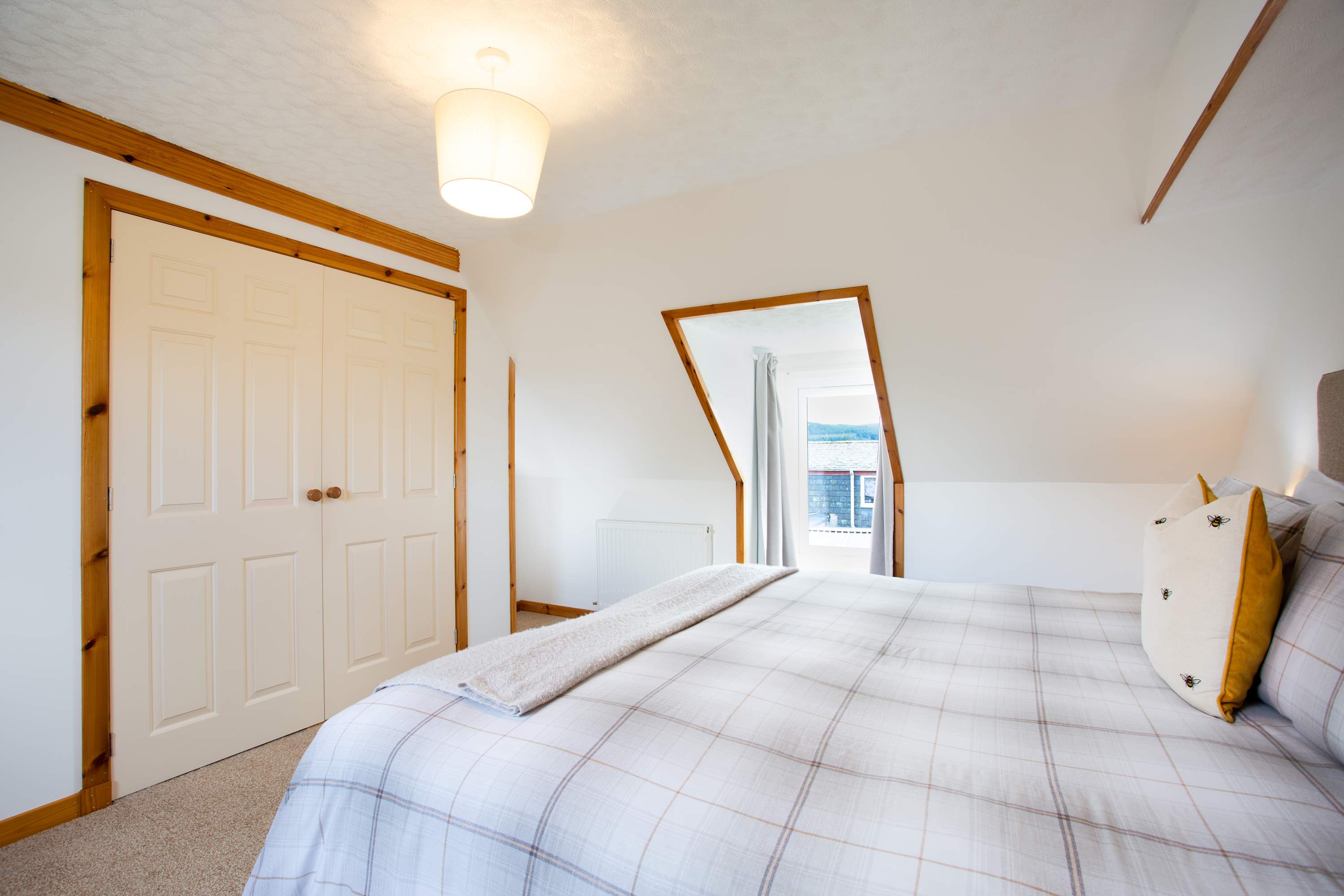 3BR Cottage w/ Garden, Free Parking for 6 Guests in 11 Dublin Cottages IV17 0YG - Property image 7 - VivreStays
