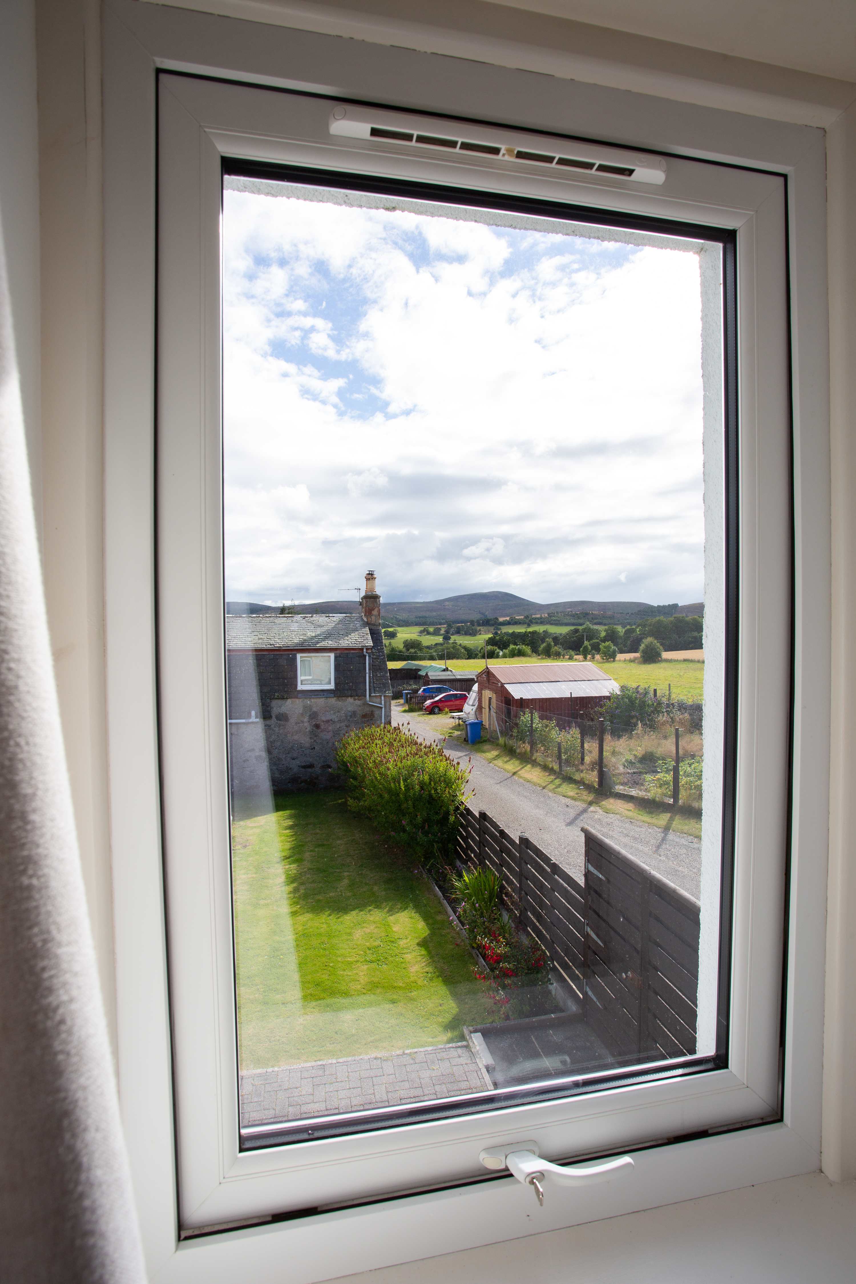 3BR Cottage w/ Garden, Free Parking for 6 Guests in 11 Dublin Cottages IV17 0YG - Property image 10 - VivreStays