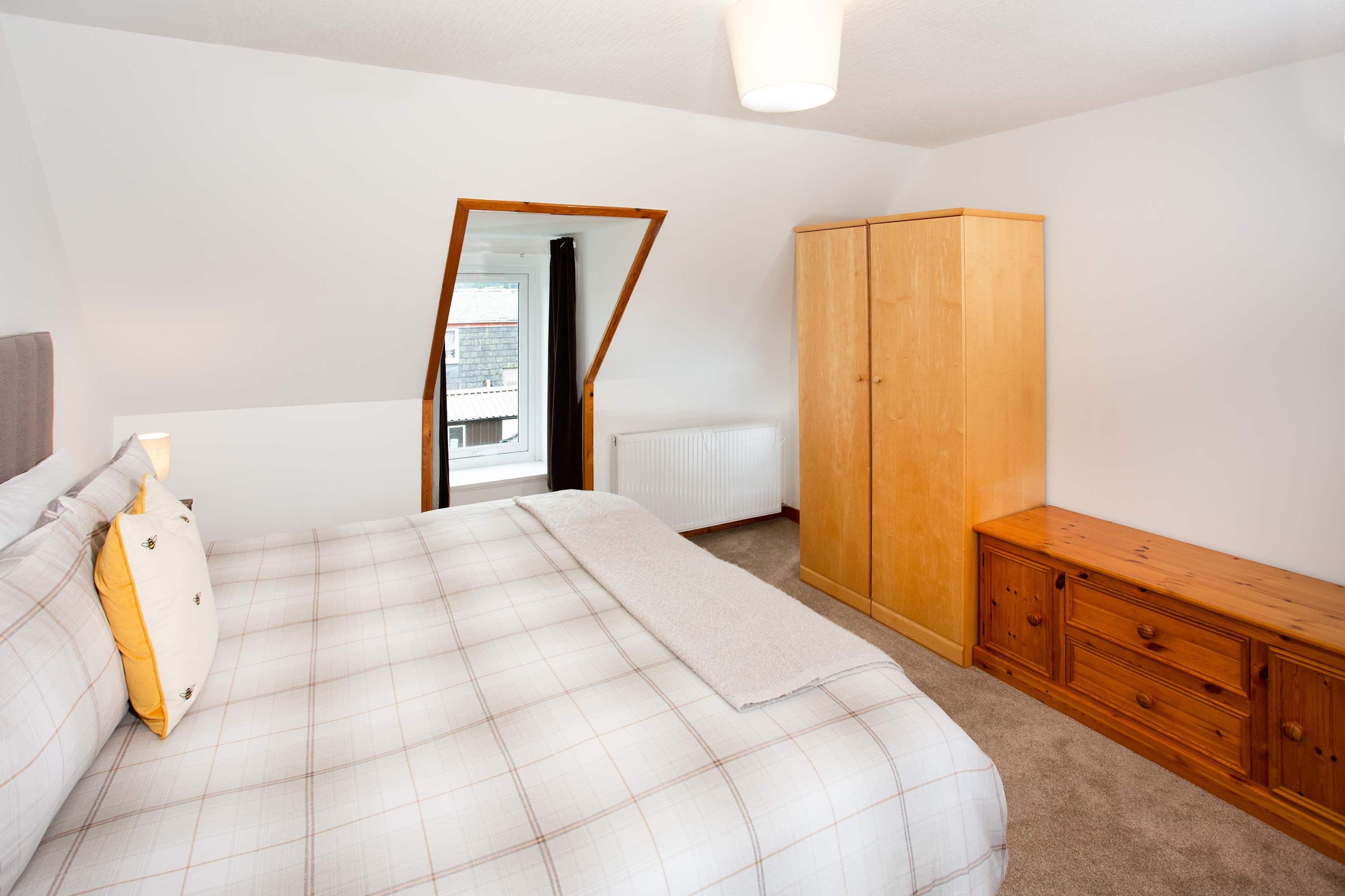 3BR Cottage w/ Garden, Free Parking for 6 Guests in 11 Dublin Cottages IV17 0YG - Property image 9 - VivreStays