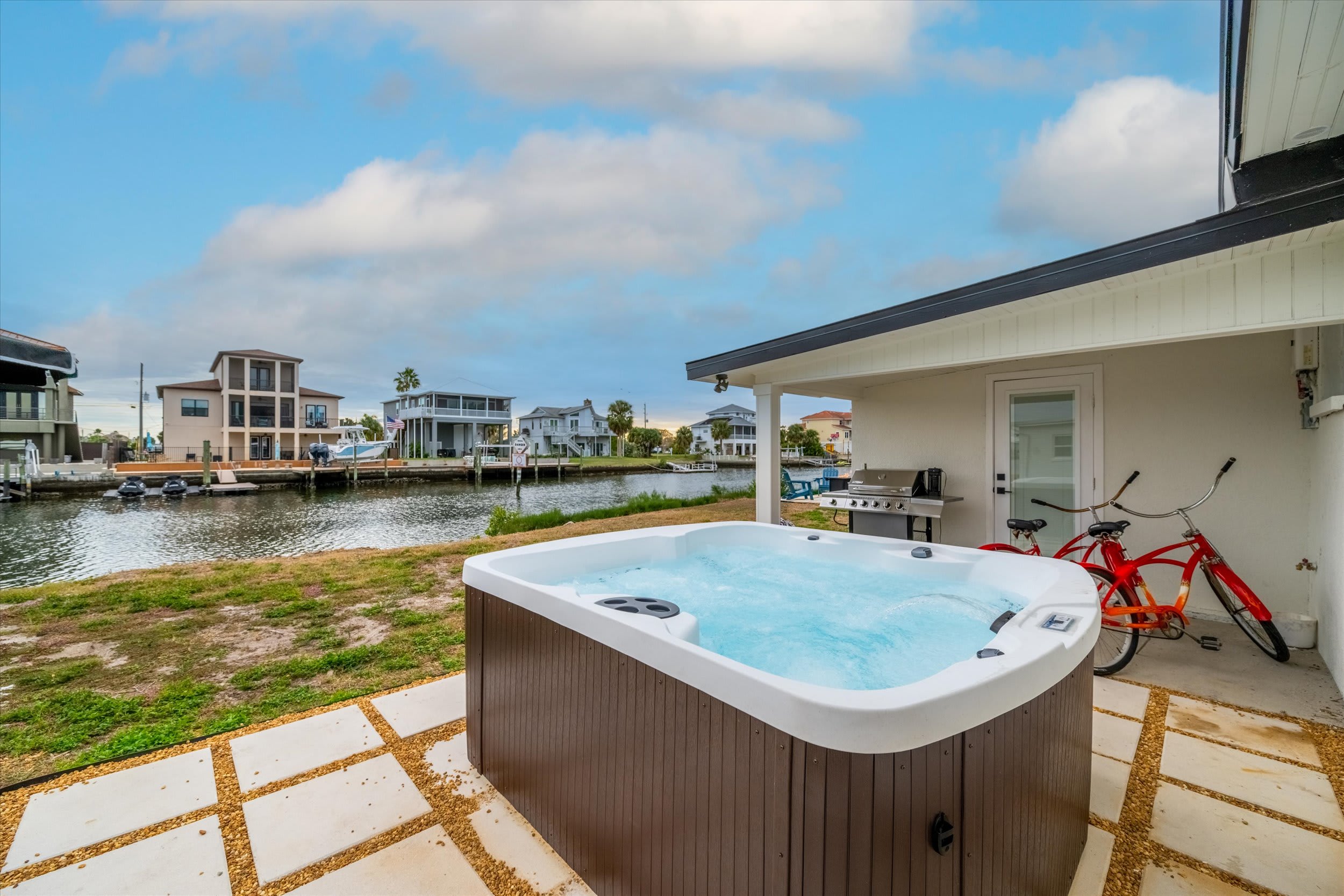 Soak in Hot Tub Waterfront! Biked, Kayaks, & Grill 2