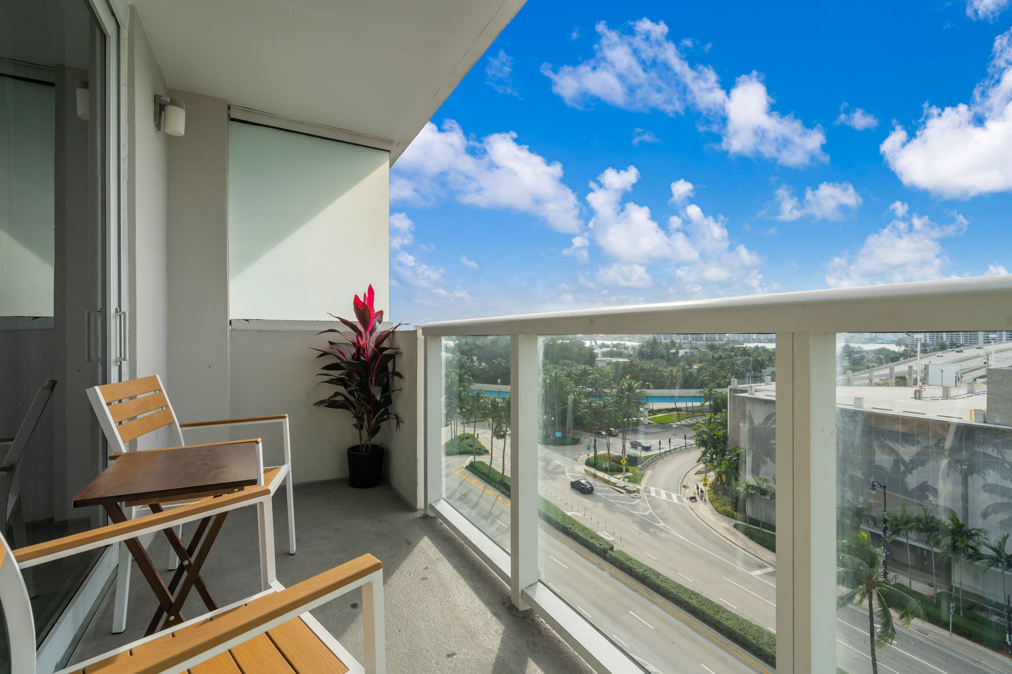 Beachfront Resort Studio 2 Queens Balcony & Pool