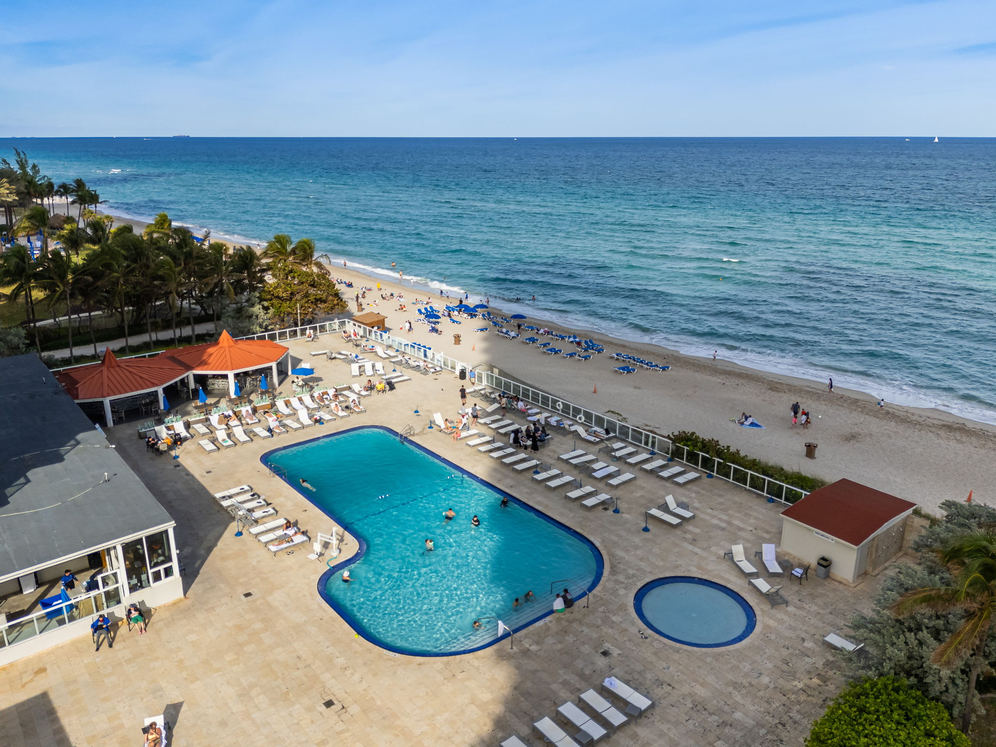 Beachfront Resort Studio 2 Queens Balcony & Pool