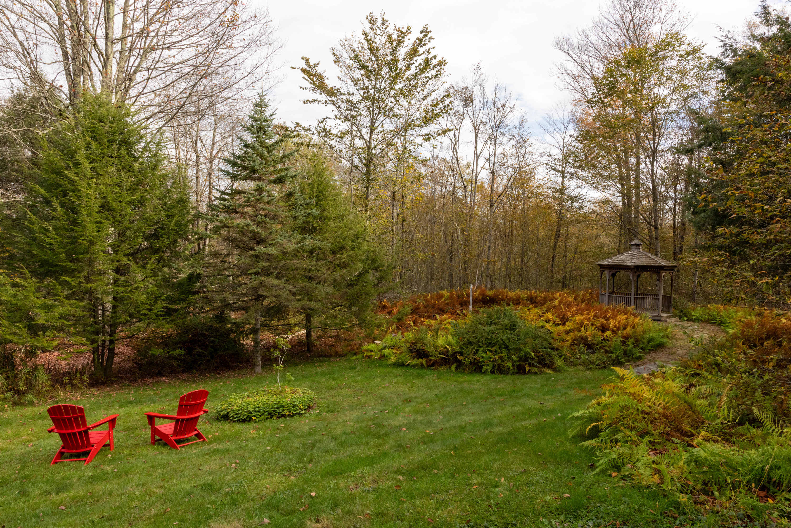 3BR Chalet: Deck, Fire Pit, Gazebo, Forest Views