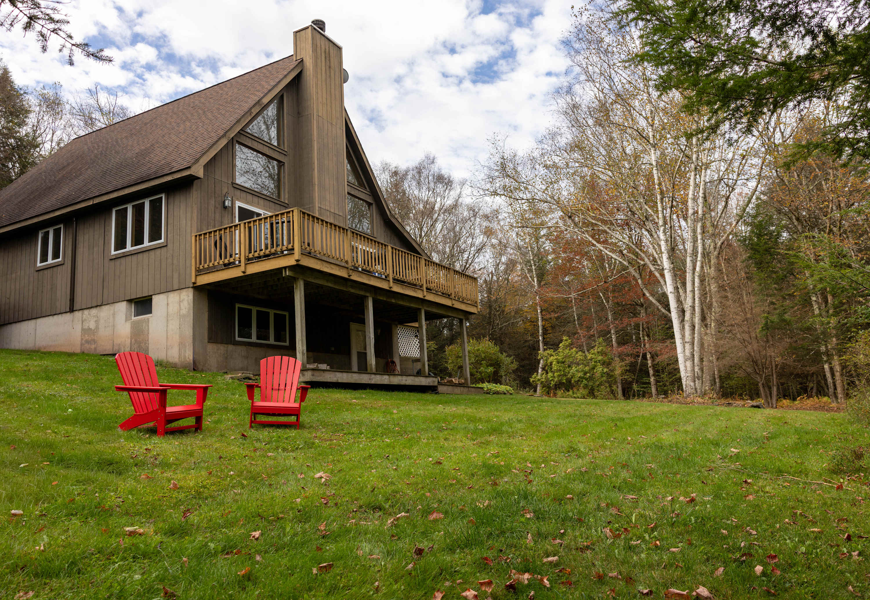 2BR Chalet: Deck, Fireplace, Loft, Forest Views