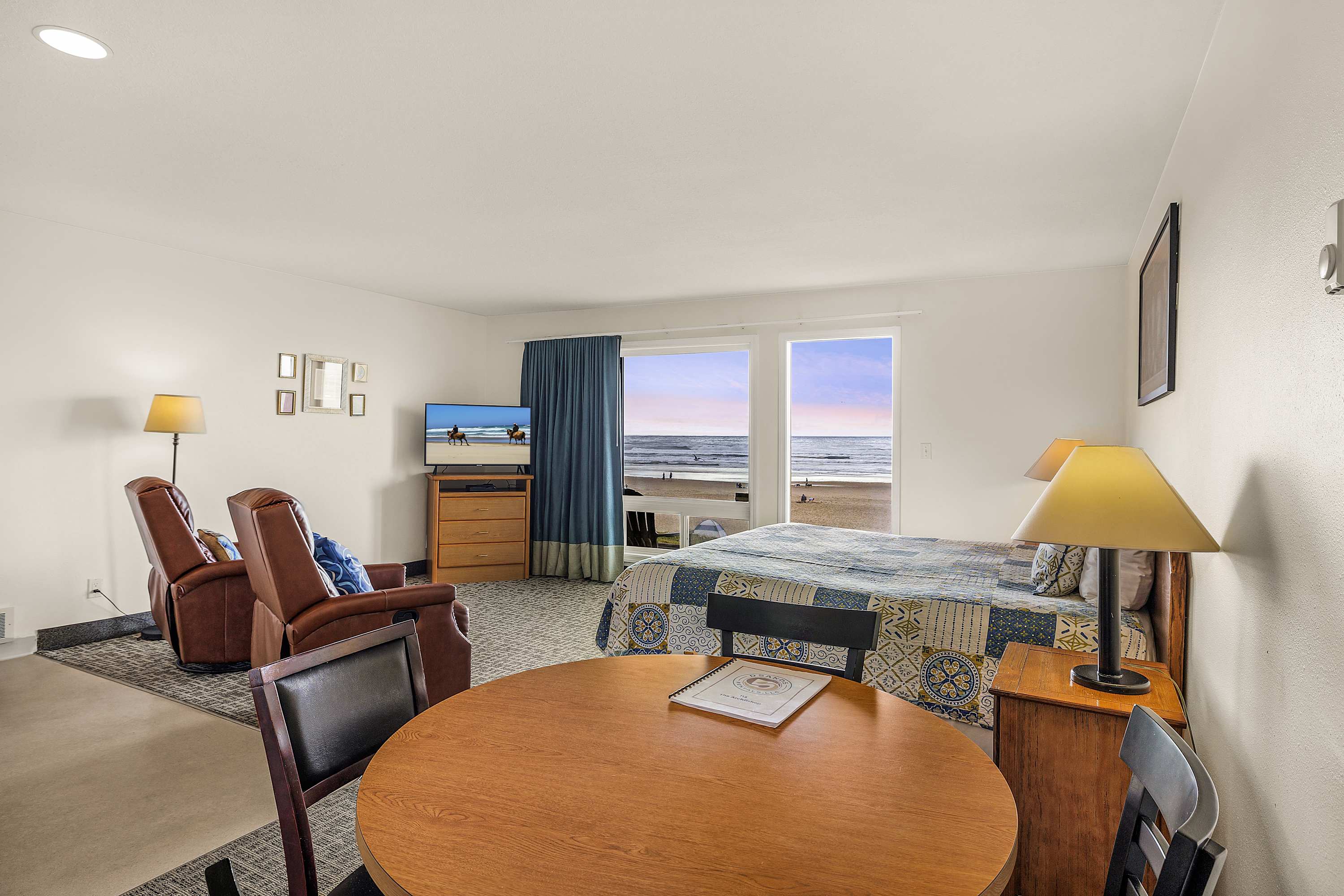 Oceanfront Condo - Beach Access - Pool & Hot Tub! - Lincoln City, OR