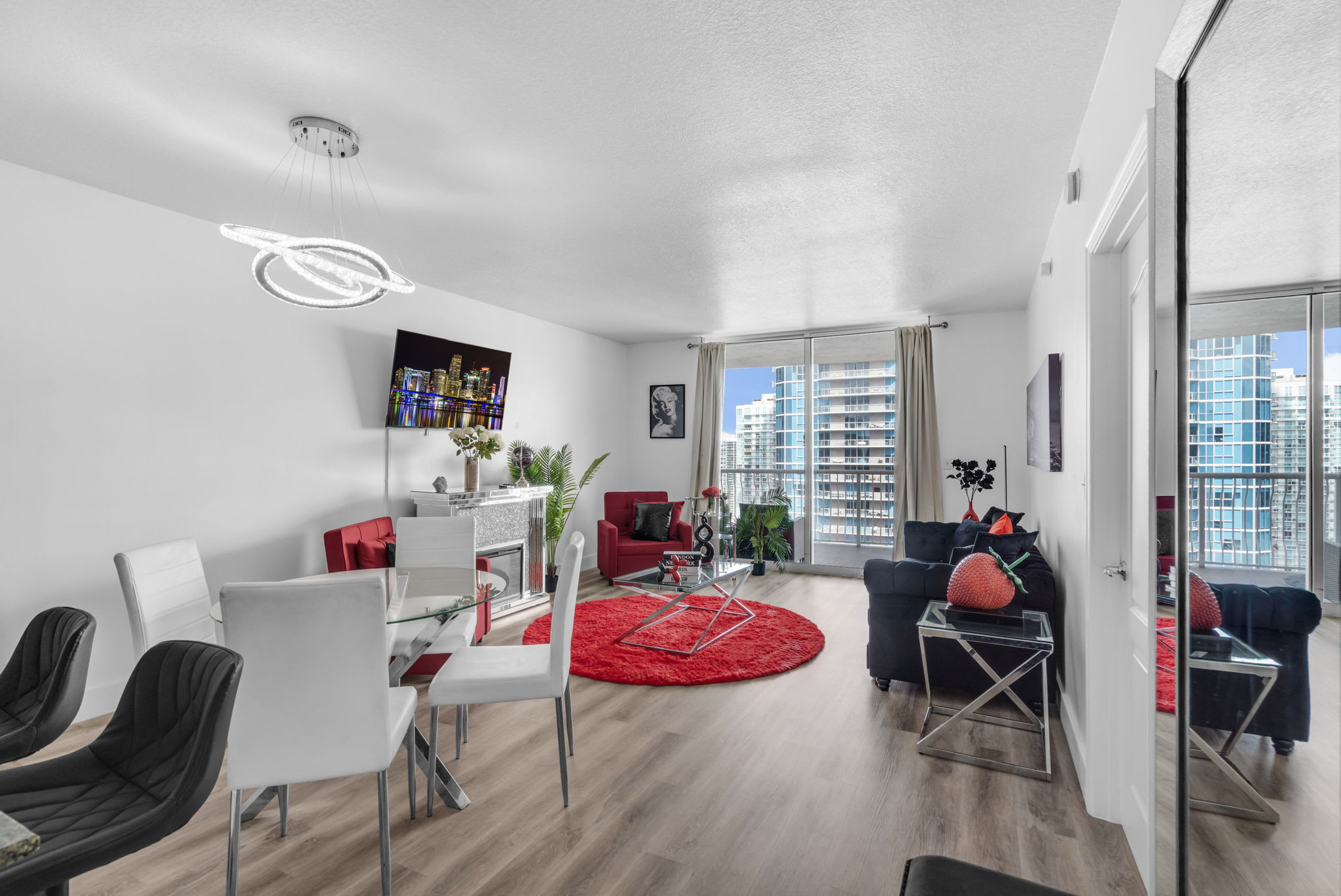 Luxury Penthouse / Balcony Bed / Bay & City Views