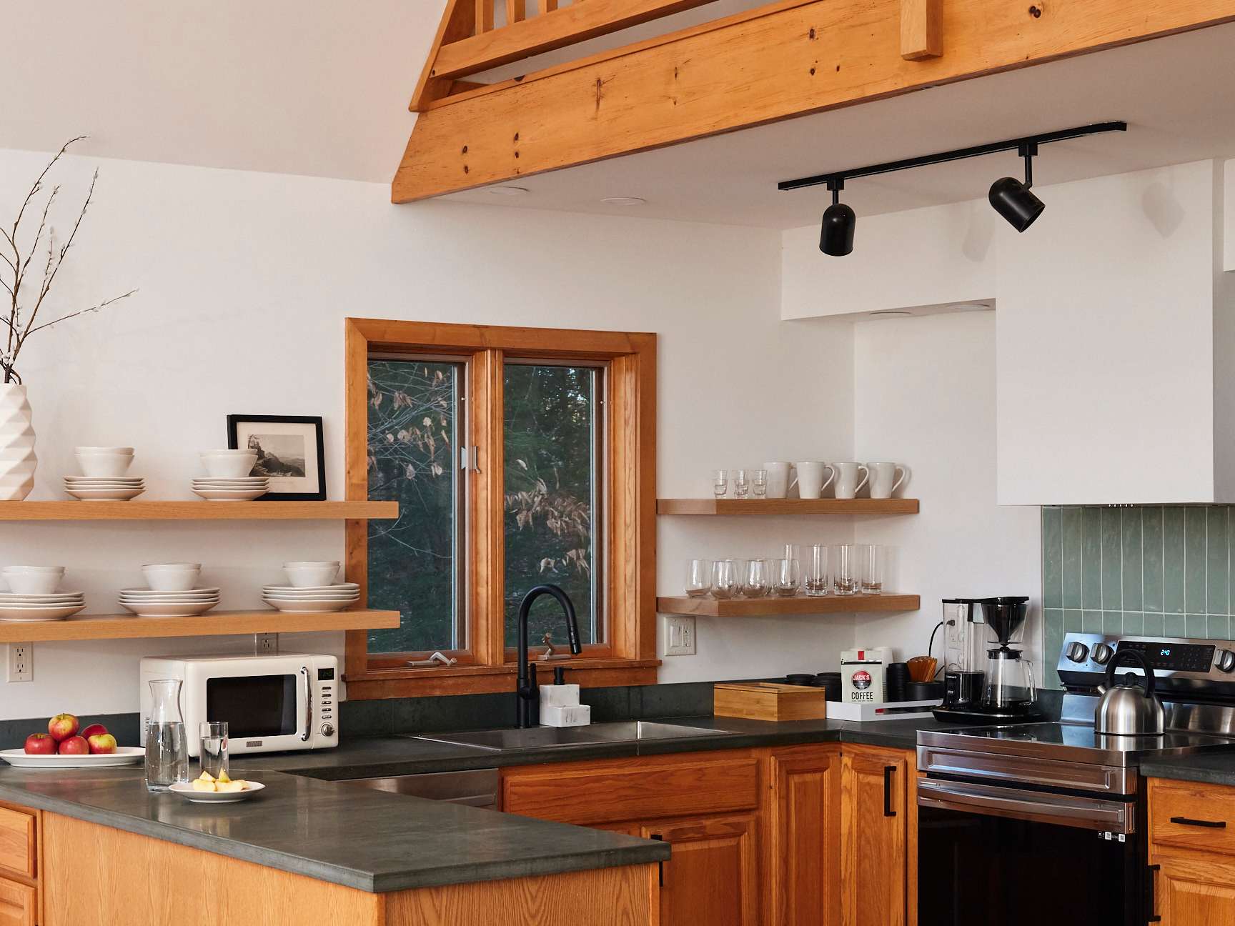 2BR Chalet: Deck, Fireplace, Loft, Forest Views