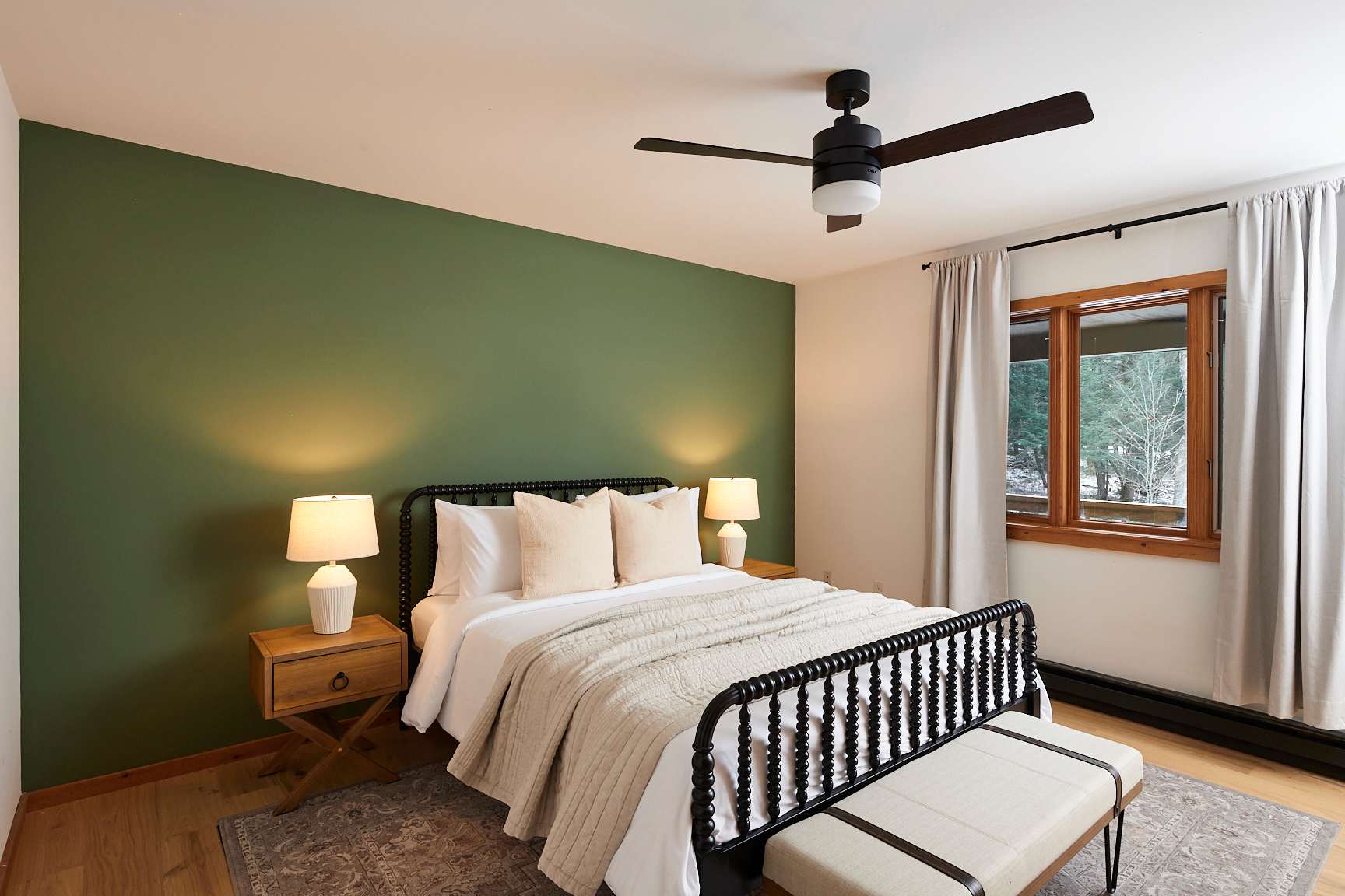 2BR Chalet: Deck, Fireplace, Loft, Forest Views