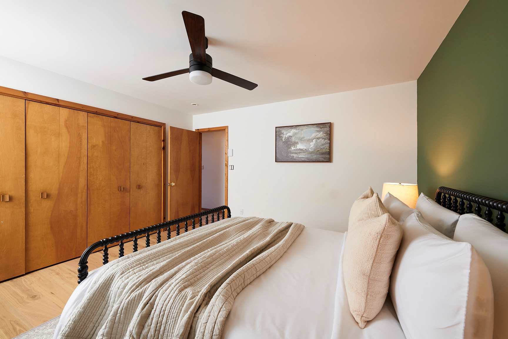 2BR Chalet: Deck, Fireplace, Loft, Forest Views