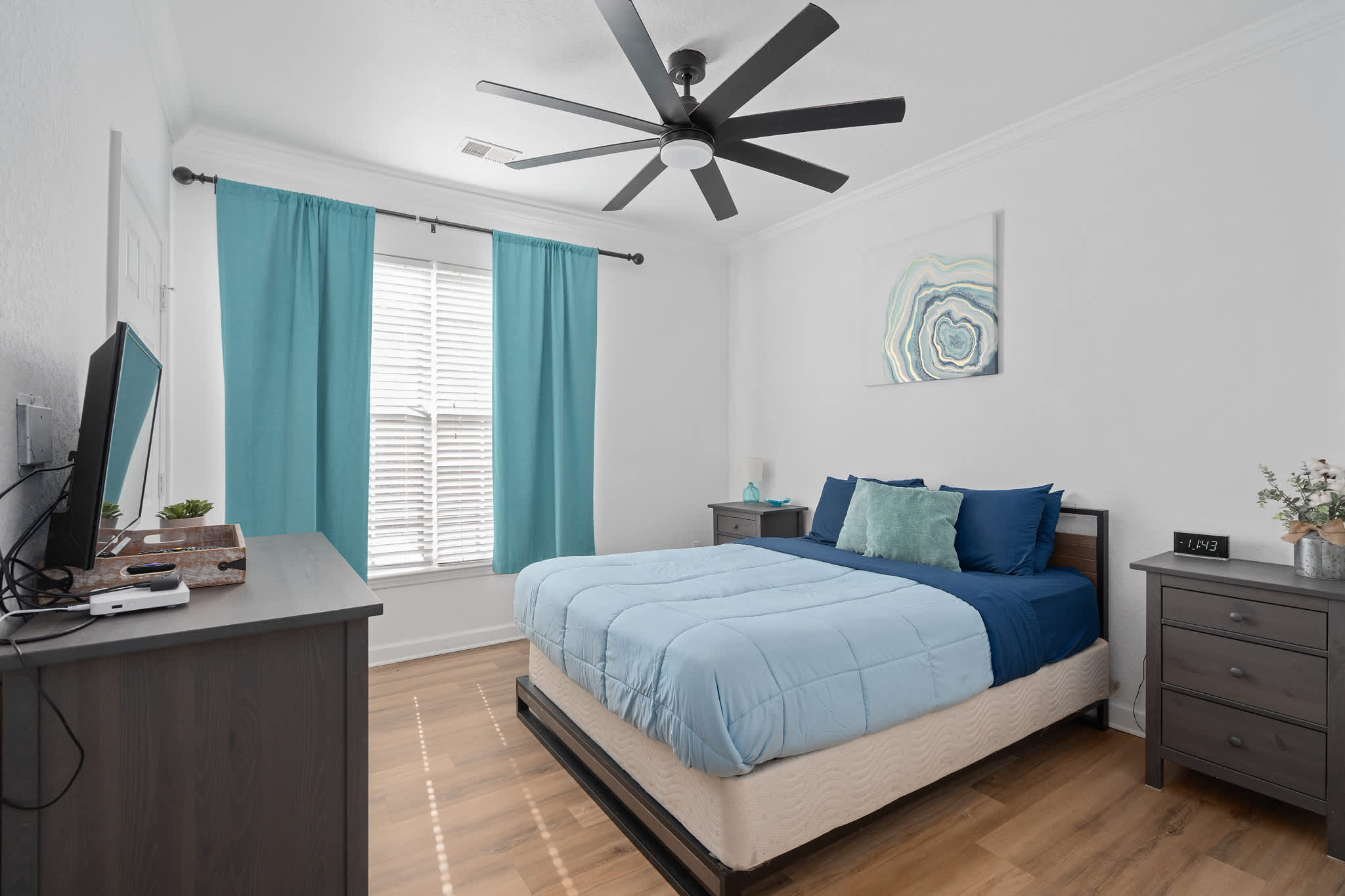 Bright 2BR apartment w/ balcony & workspace