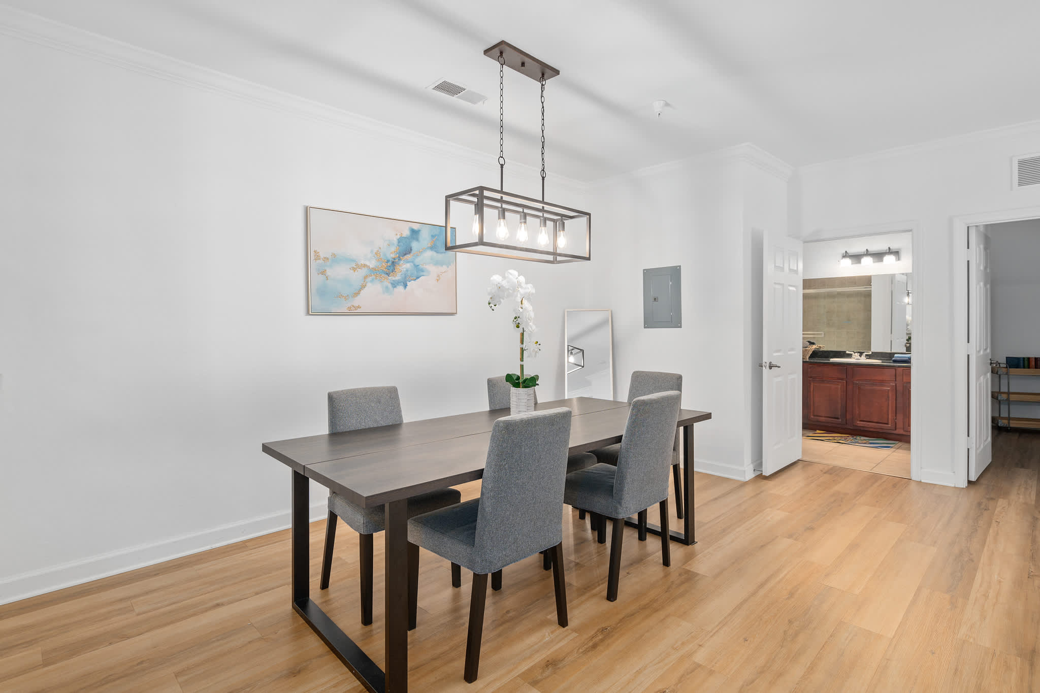 Bright 2BR apartment w/ balcony & workspace