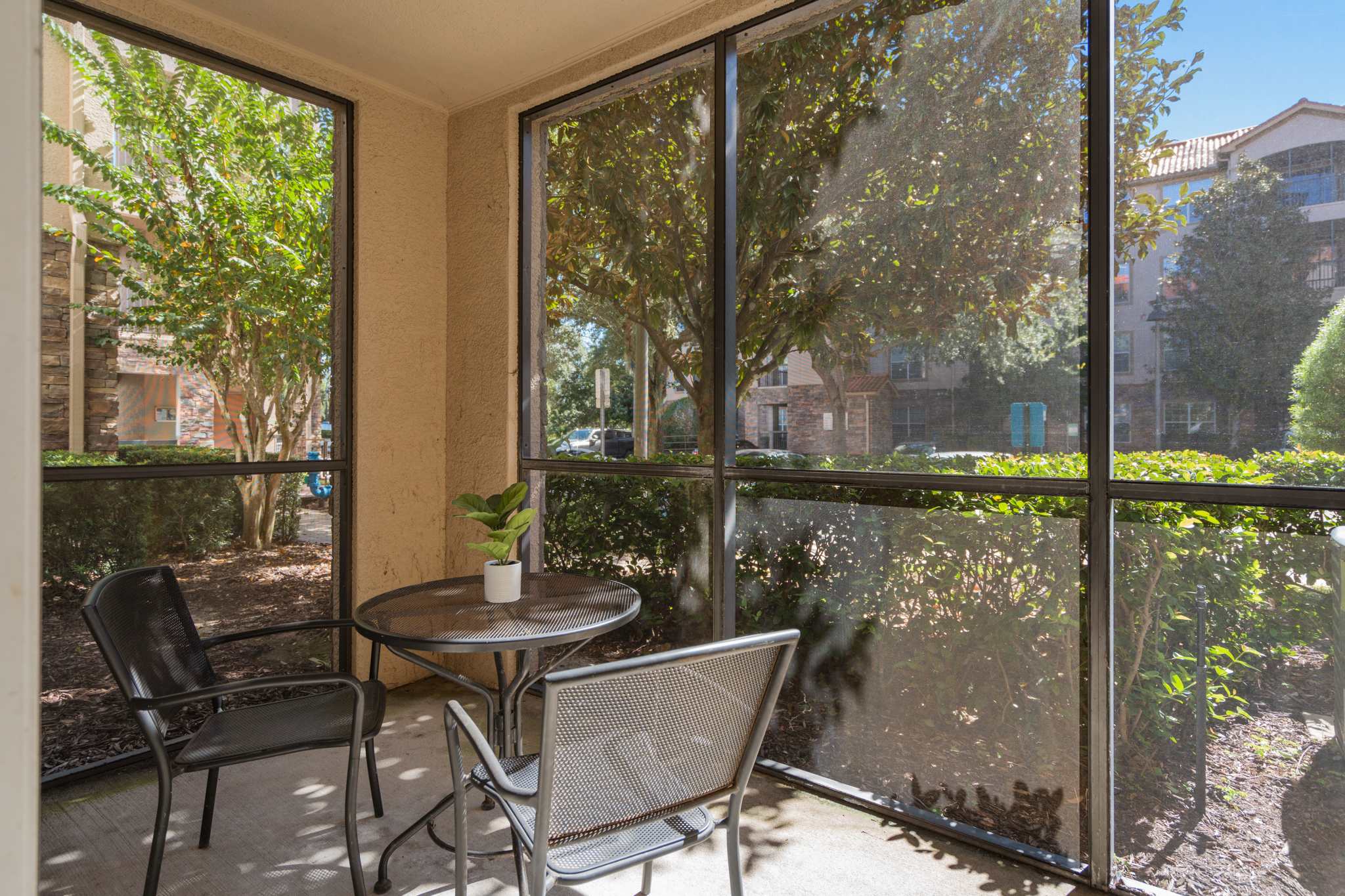 Bright 2BR apartment w/ balcony & workspace