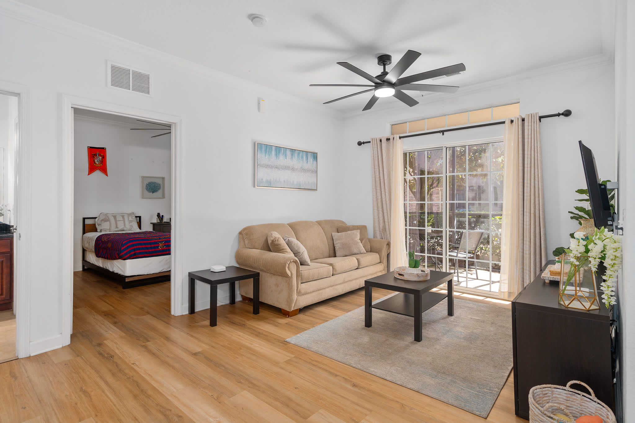 Bright 2BR apartment w/ balcony & workspace