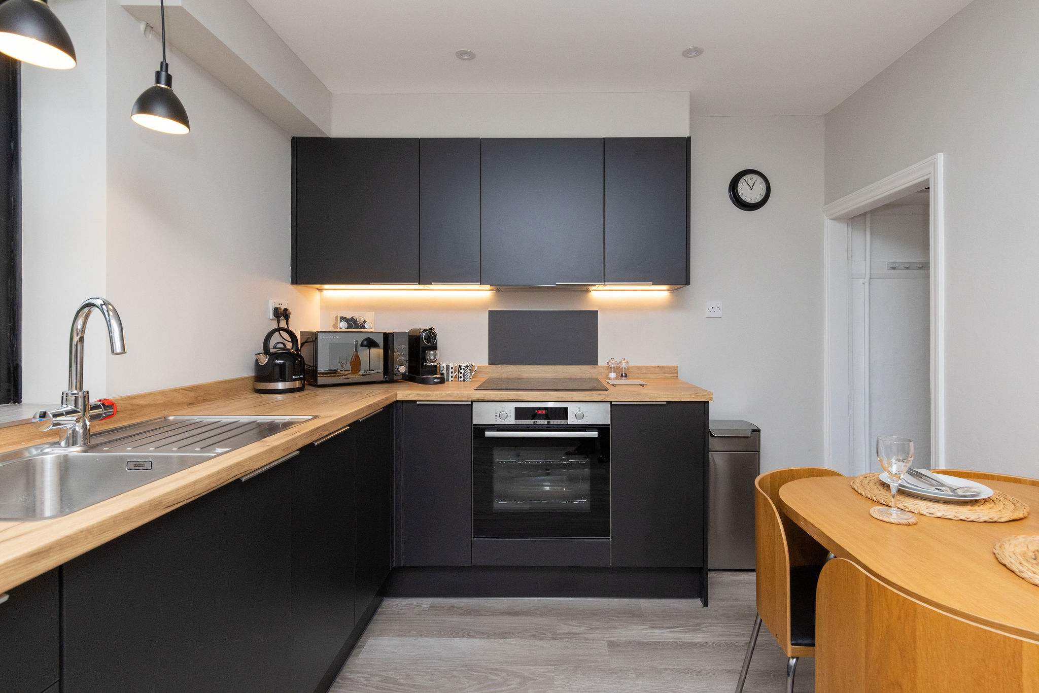 The fully equipped modern kitchen has everything you need to prepare all meals.