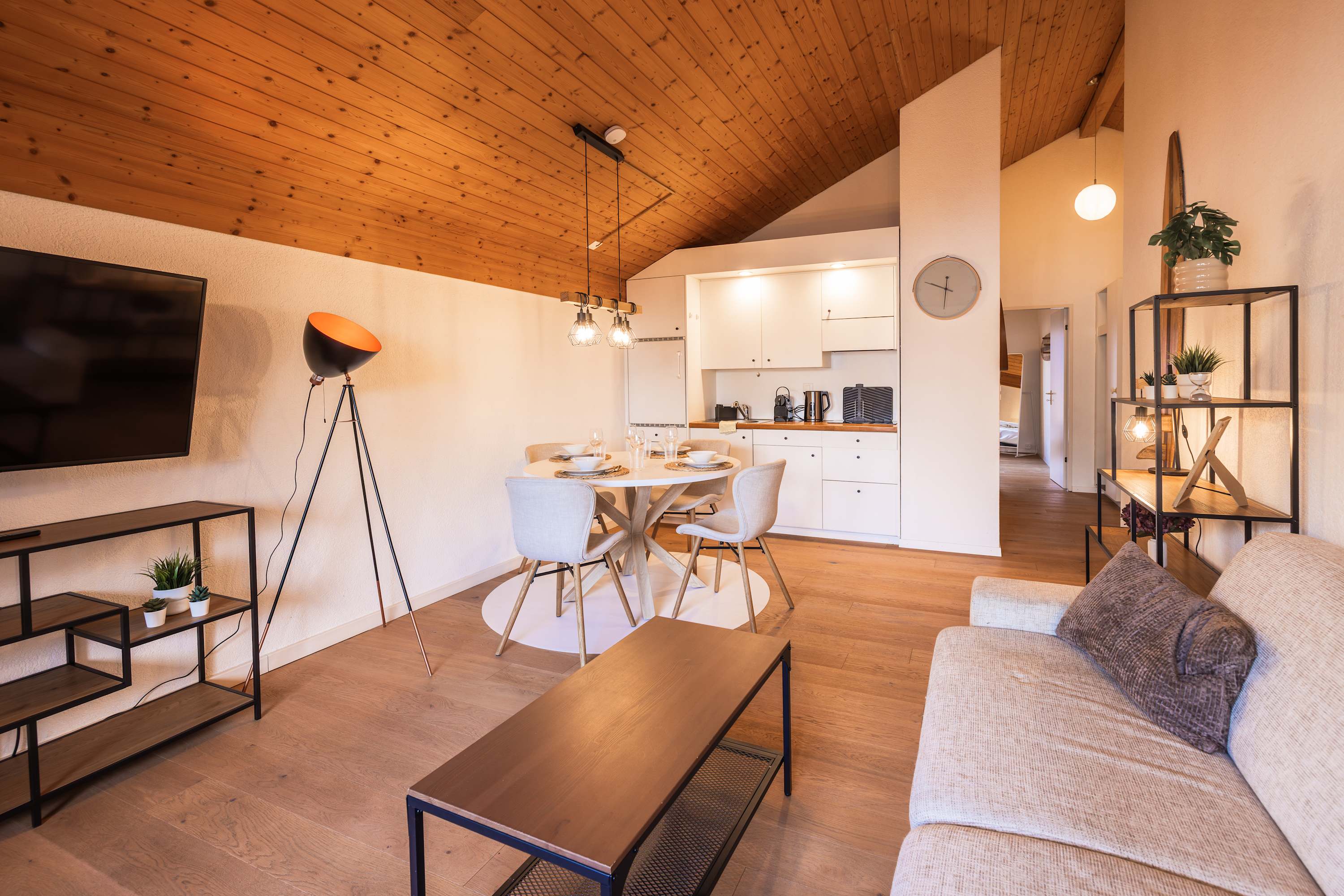 Surfers Lodge | Lake View & Pool