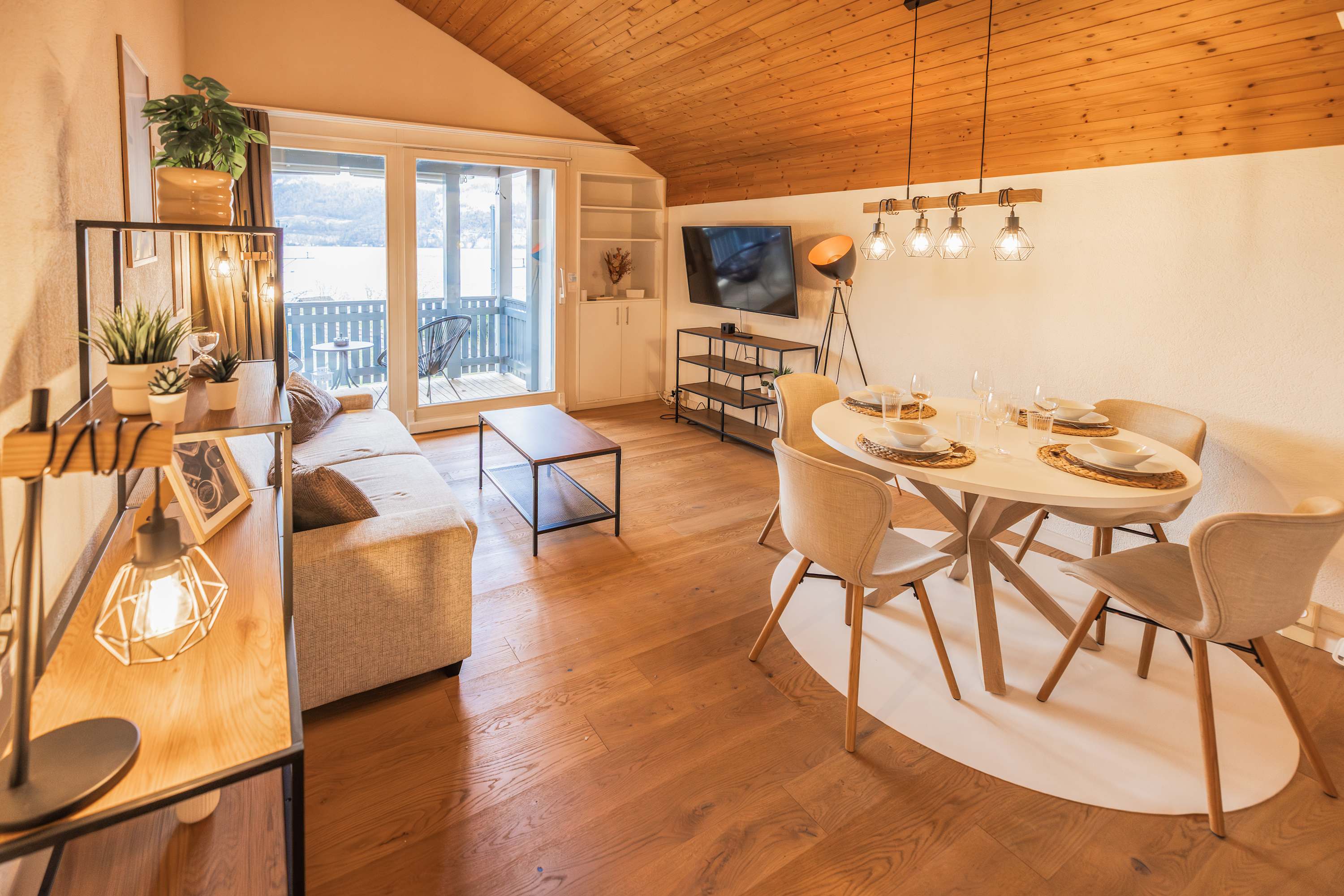 Surfers Lodge | Lake View & Pool