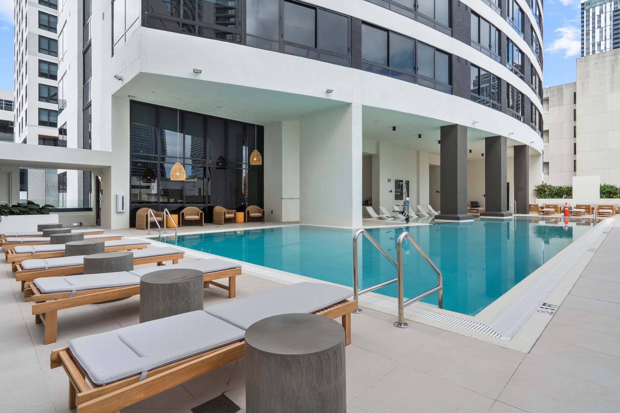 22nd floor Condo: Rooftop Pool, Parking & Gym