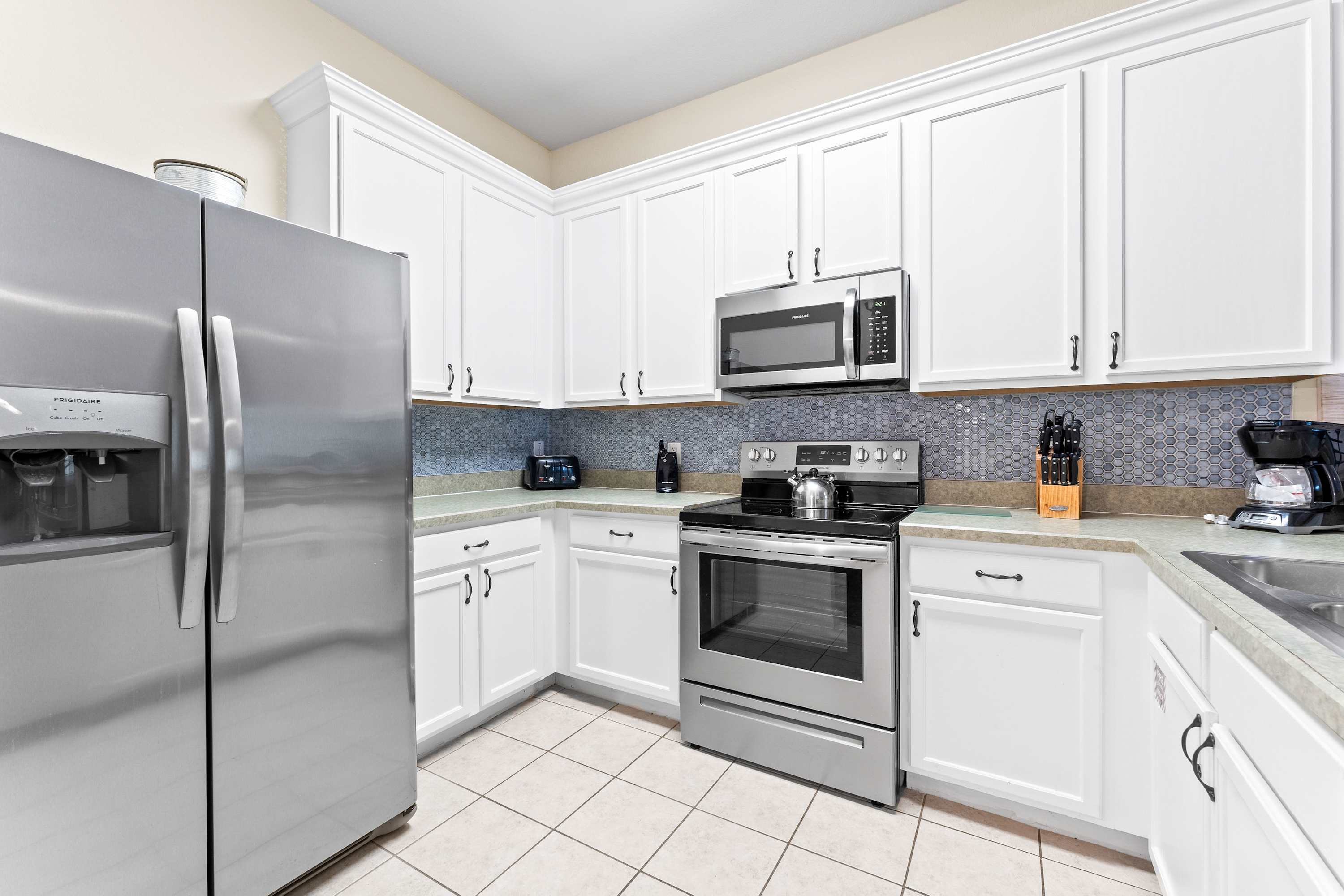 Cook with ease in the full kitchen