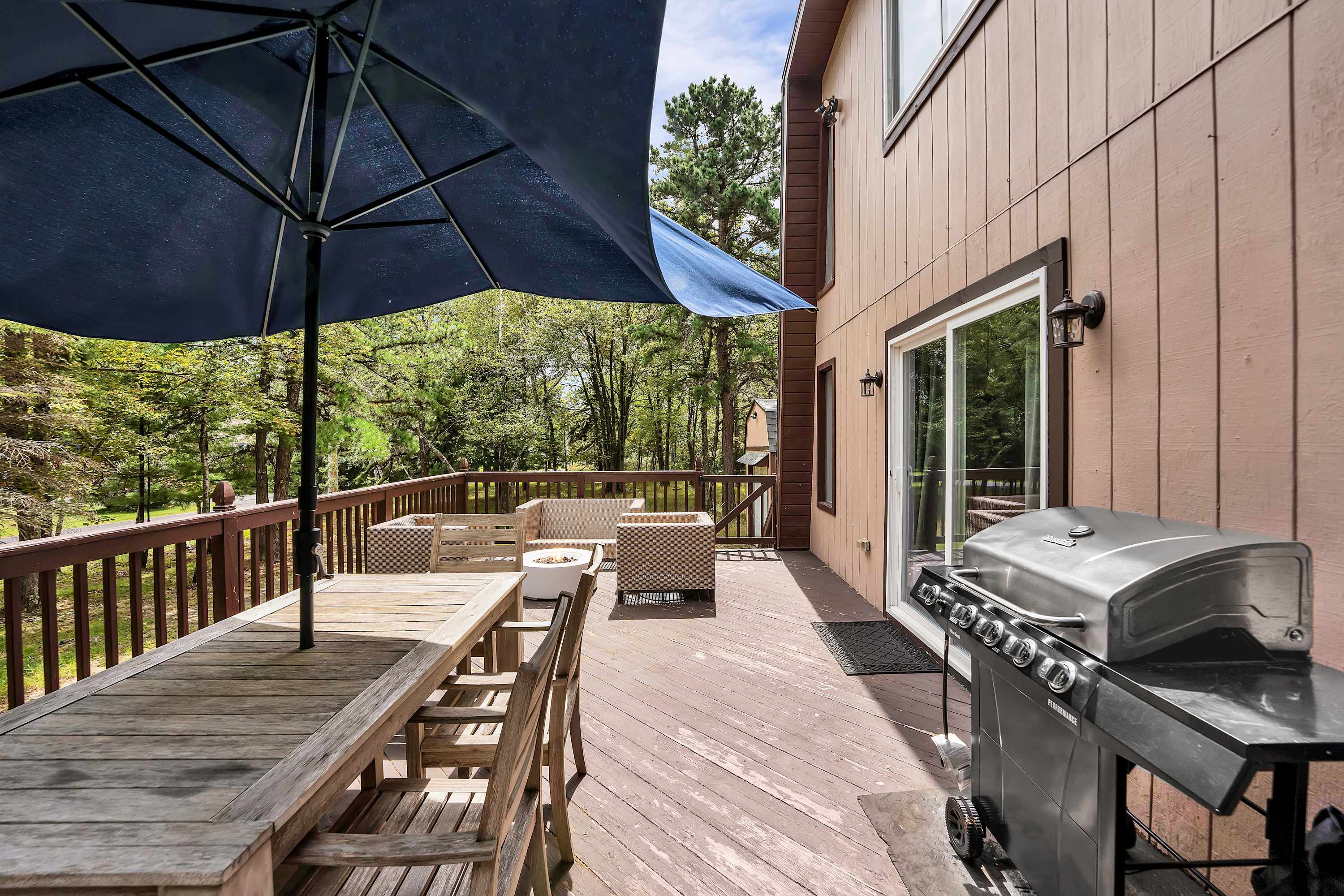 Modern Retreat in the Pines, Firepit, Lake Access