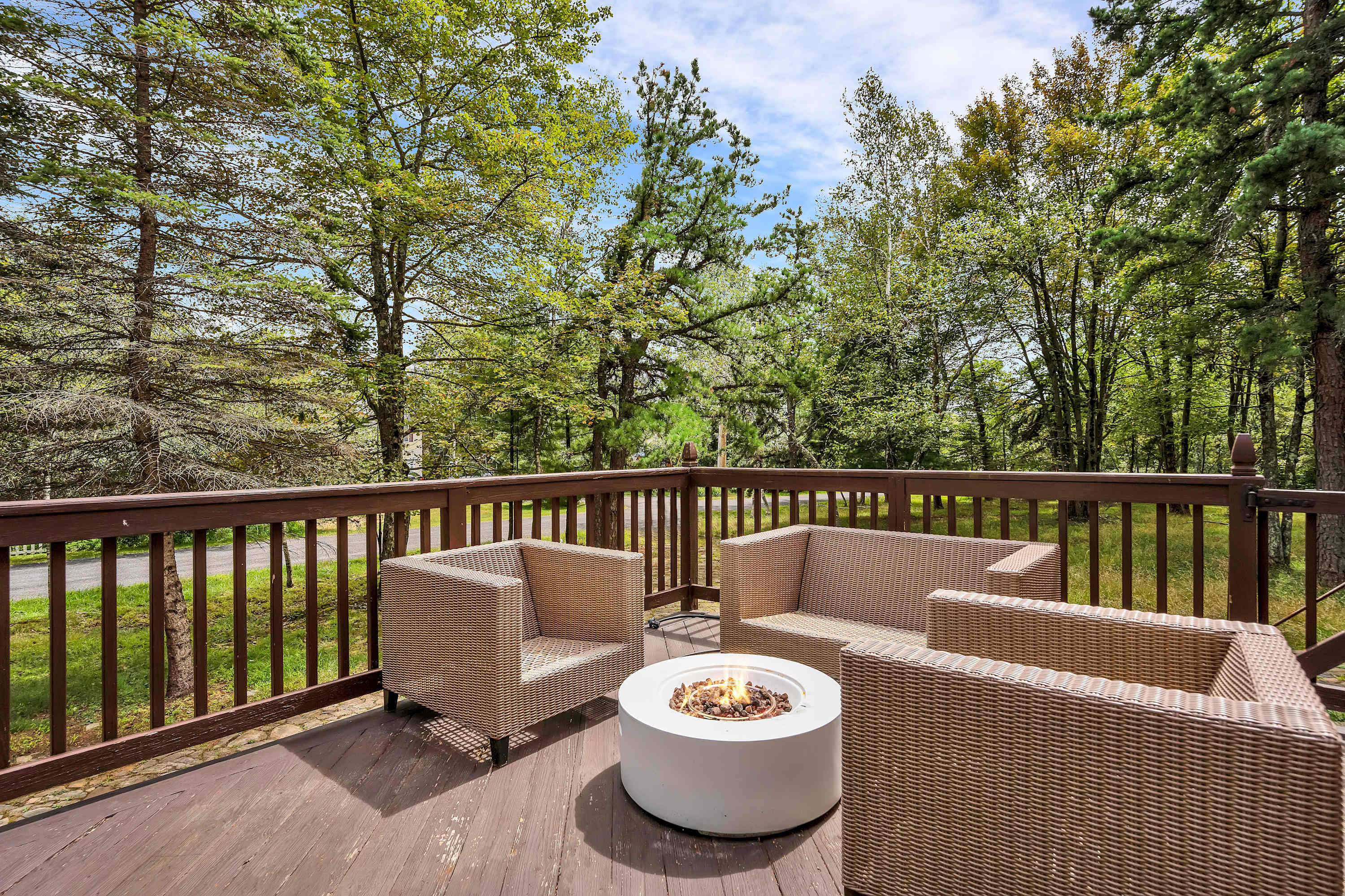 Modern Retreat in the Pines, Firepit, Lake Access