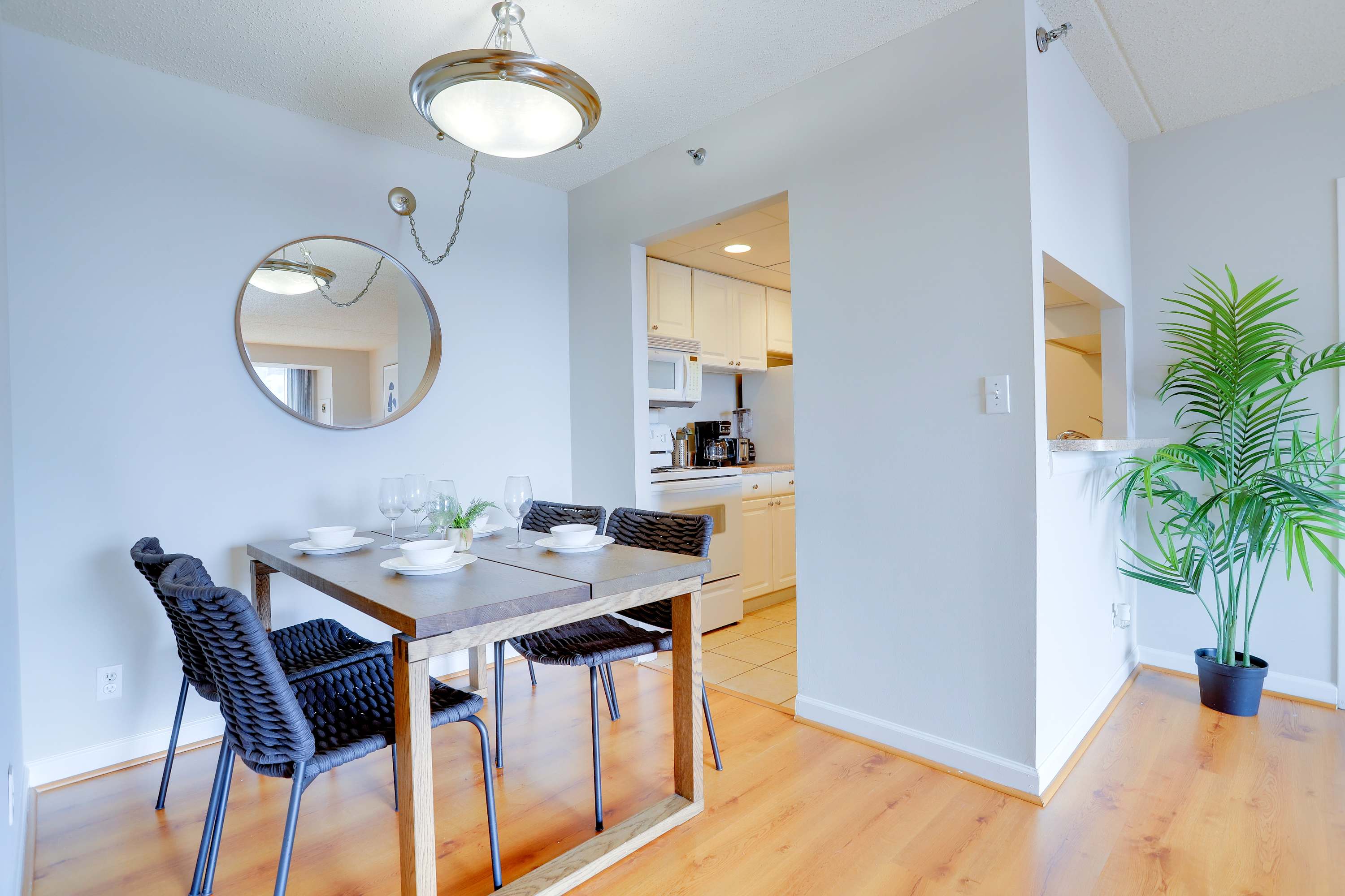 Modern Apt Near Pentagon City Metro