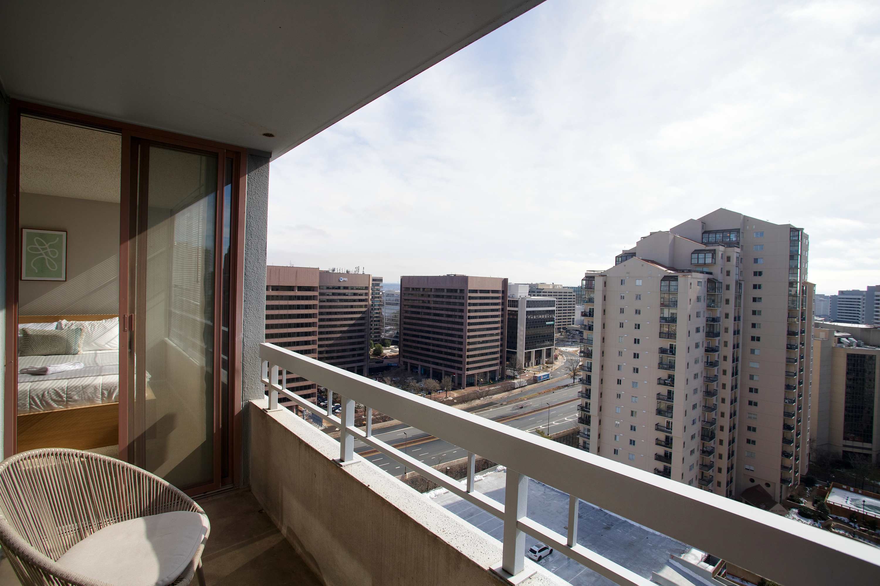 Modern Apt Near Pentagon City Metro