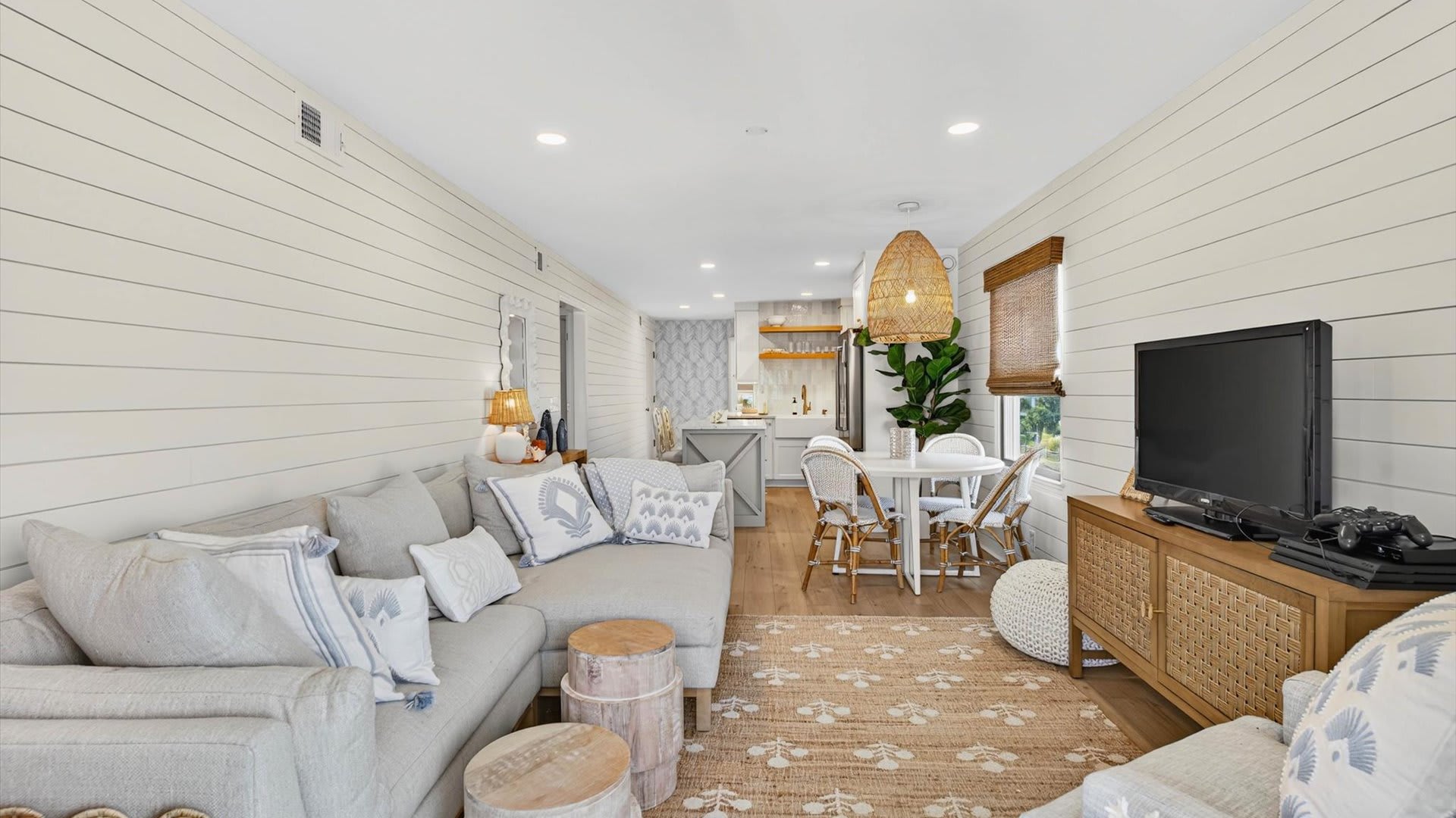 Adorable Beachfront Condo, Pool Access 2